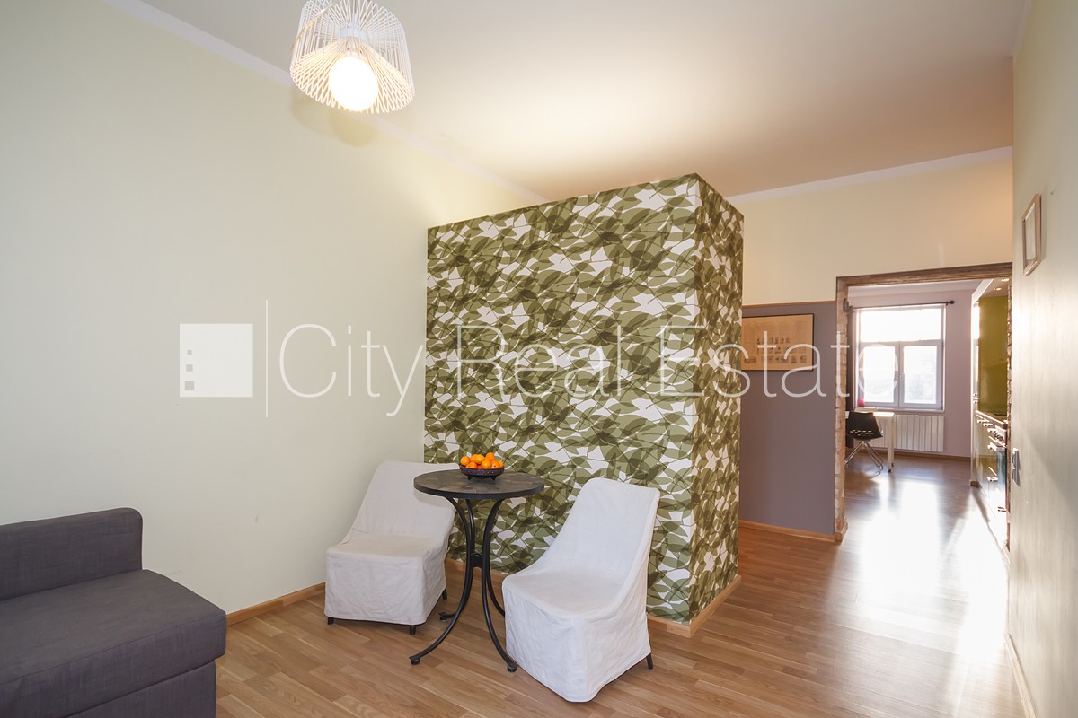 Sludinājumi. Fasādes māja, renovēta māja, labiekārtota apzaļumota teritorija, ieeja no ielas, kāpņu telpa pēc Cena: 680 EUR/mēn Foto #3