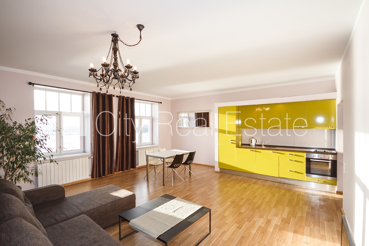 Sludinājumi. Fasādes māja, renovēta māja, labiekārtota apzaļumota teritorija, ieeja no ielas, kāpņu telpa pēc Cena: 680 EUR/mēn Foto #1