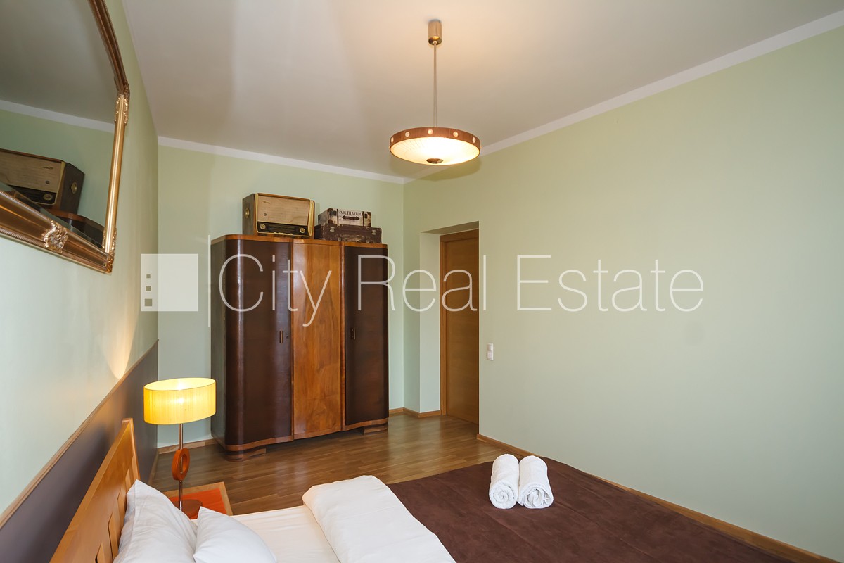 Sludinājumi. Fasādes māja, renovēta māja, labiekārtota apzaļumota teritorija, ieeja no ielas, kāpņu telpa pēc Cena: 680 EUR/mēn Foto #7