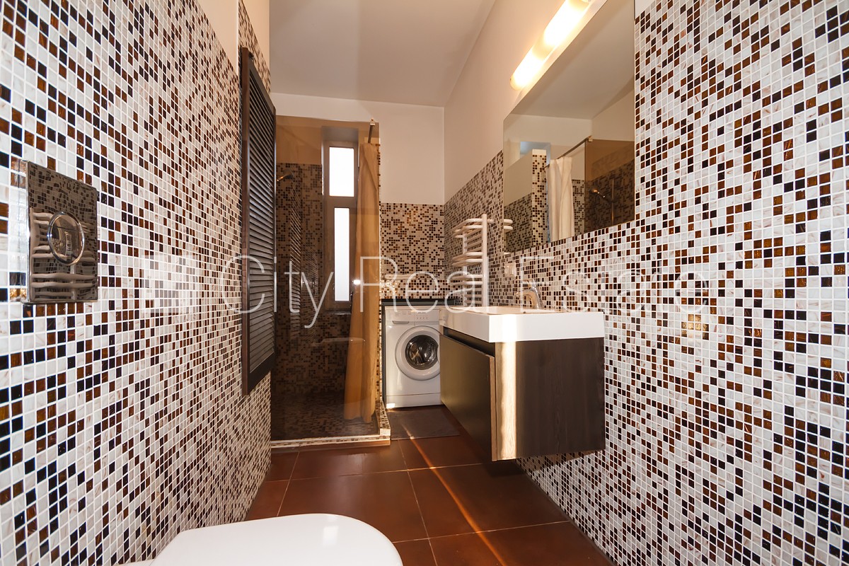 Sludinājumi. Fasādes māja, renovēta māja, labiekārtota apzaļumota teritorija, ieeja no ielas, kāpņu telpa pēc Cena: 680 EUR/mēn Foto #8