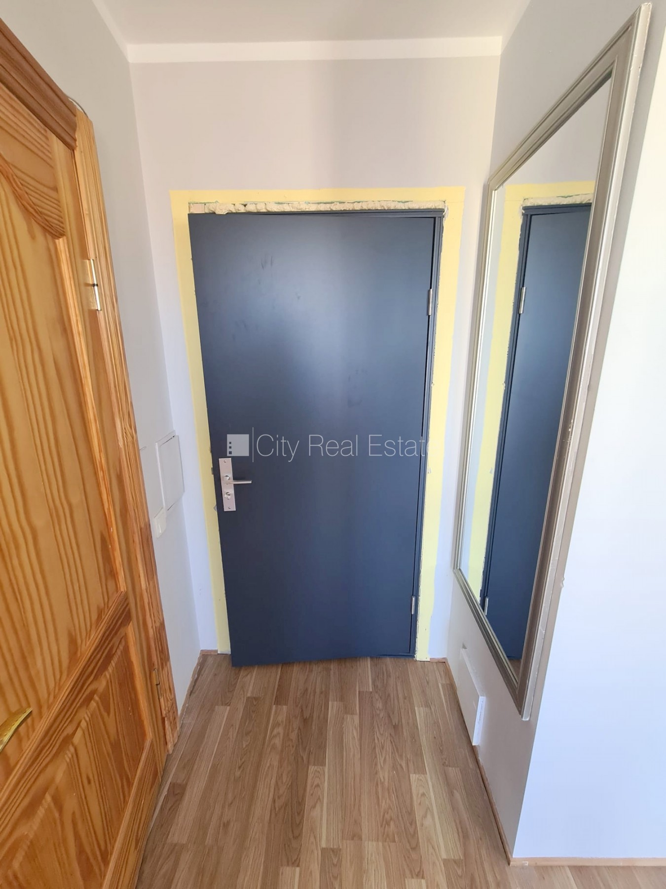 Sludinājumi. Fasādes māja, renovēta māja, slēgts pagalms, ieeja no ielas un pagalma, kāpņu telpa pēc kosmētiskā Cena: 270 EUR/mēn Foto #12