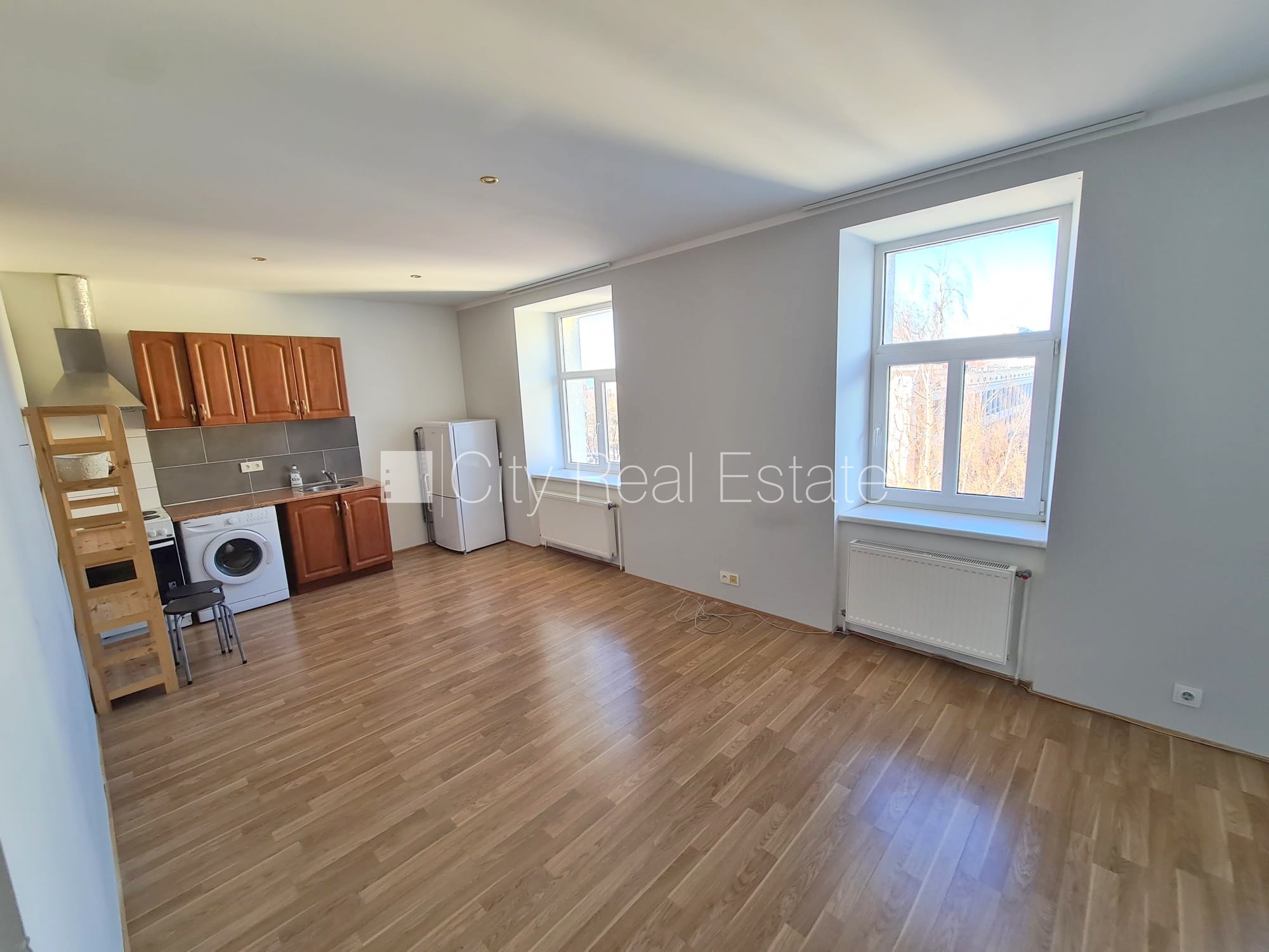 Sludinājumi. Fasādes māja, renovēta māja, slēgts pagalms, ieeja no ielas un pagalma, kāpņu telpa pēc kosmētiskā Cena: 270 EUR/mēn Foto #2