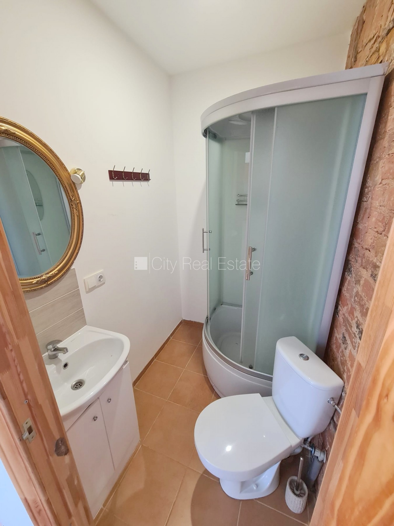 Sludinājumi. Fasādes māja, renovēta māja, slēgts pagalms, ieeja no ielas un pagalma, kāpņu telpa pēc kosmētiskā Cena: 270 EUR/mēn Foto #10