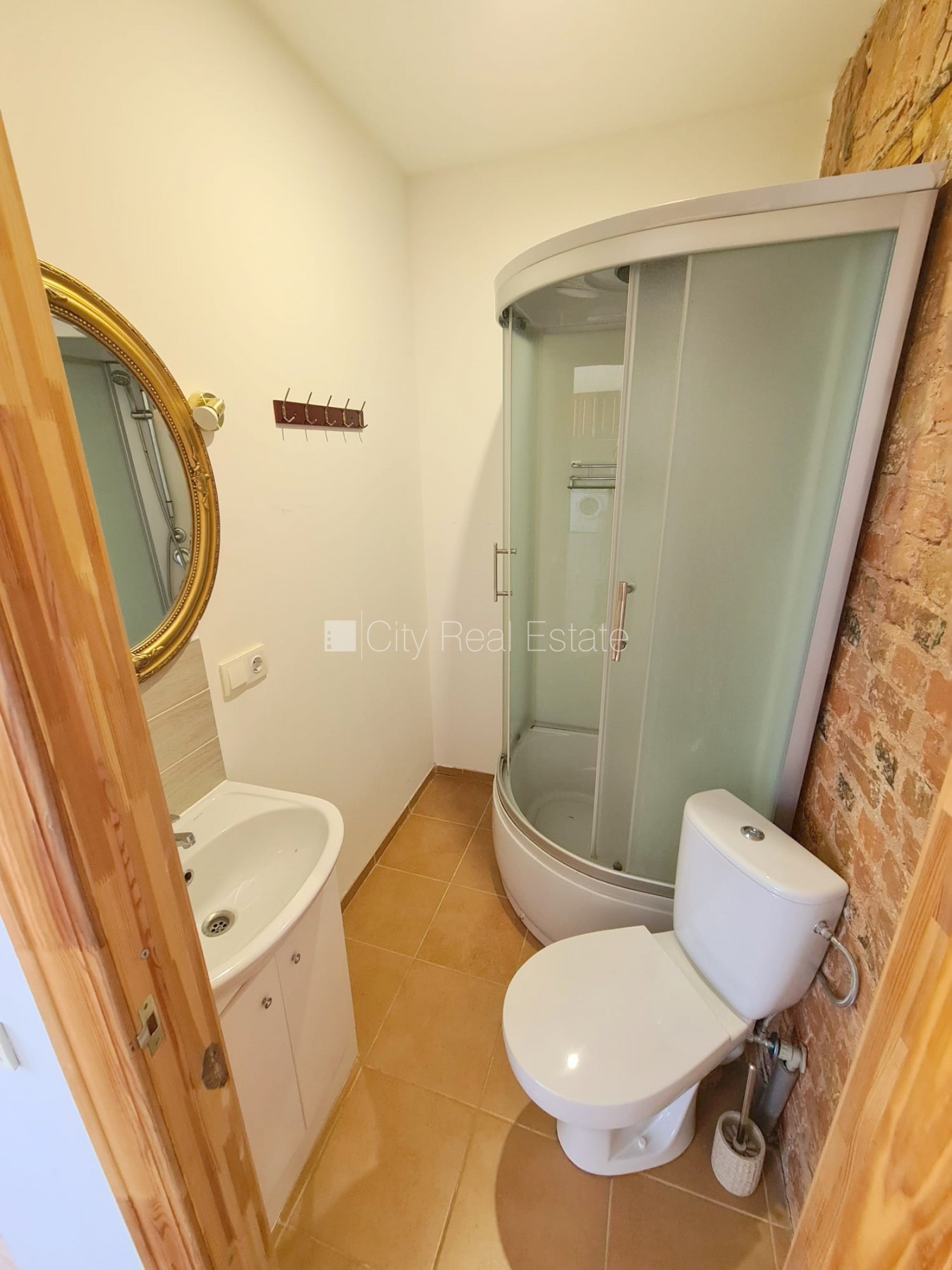 Sludinājumi. Fasādes māja, renovēta māja, slēgts pagalms, ieeja no ielas un pagalma, kāpņu telpa pēc kosmētiskā Cena: 270 EUR/mēn Foto #11