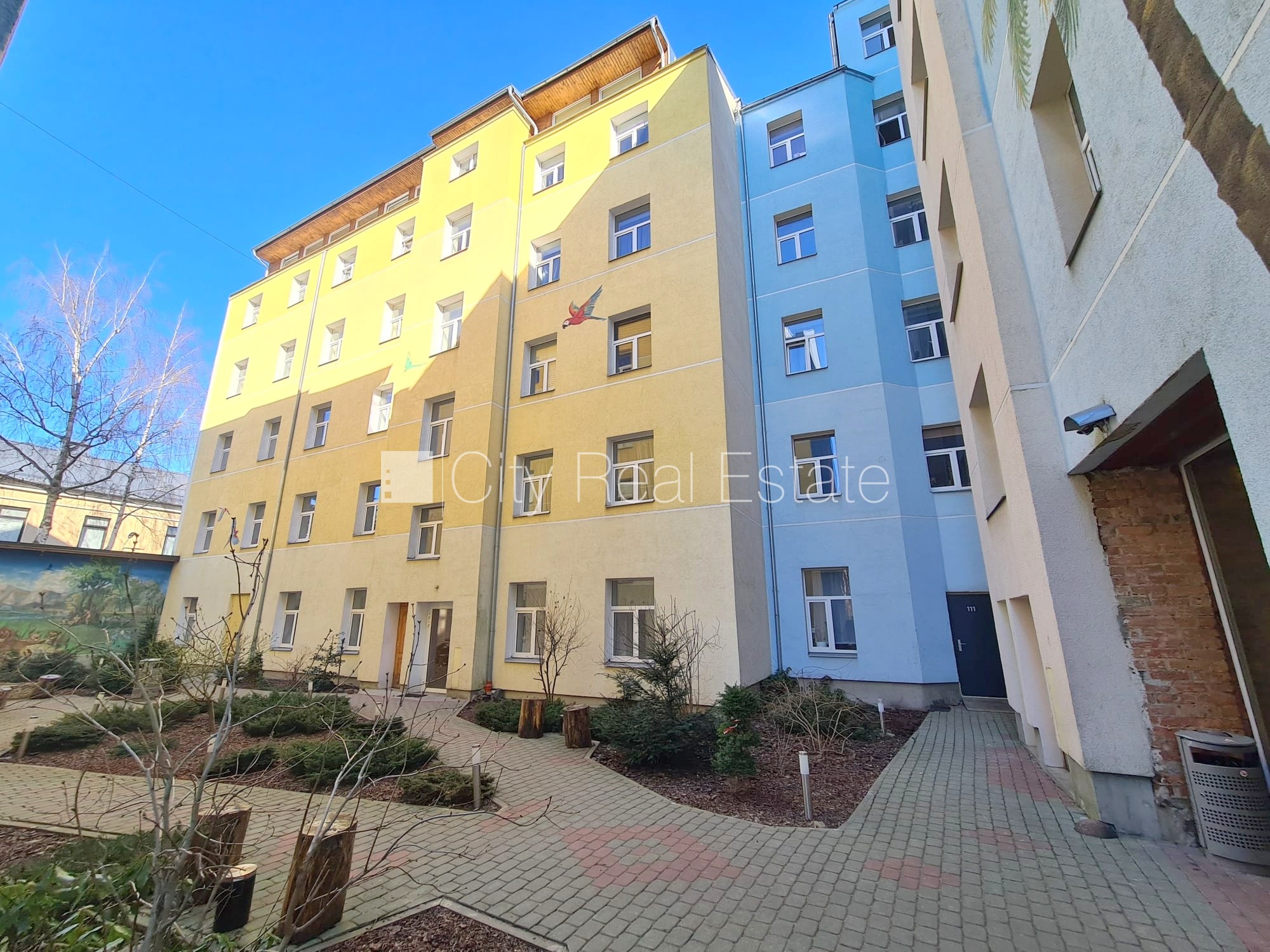 Sludinājumi. Fasādes māja, renovēta māja, slēgts pagalms, ieeja no ielas un pagalma, kāpņu telpa pēc kosmētiskā Cena: 270 EUR/mēn Foto #17