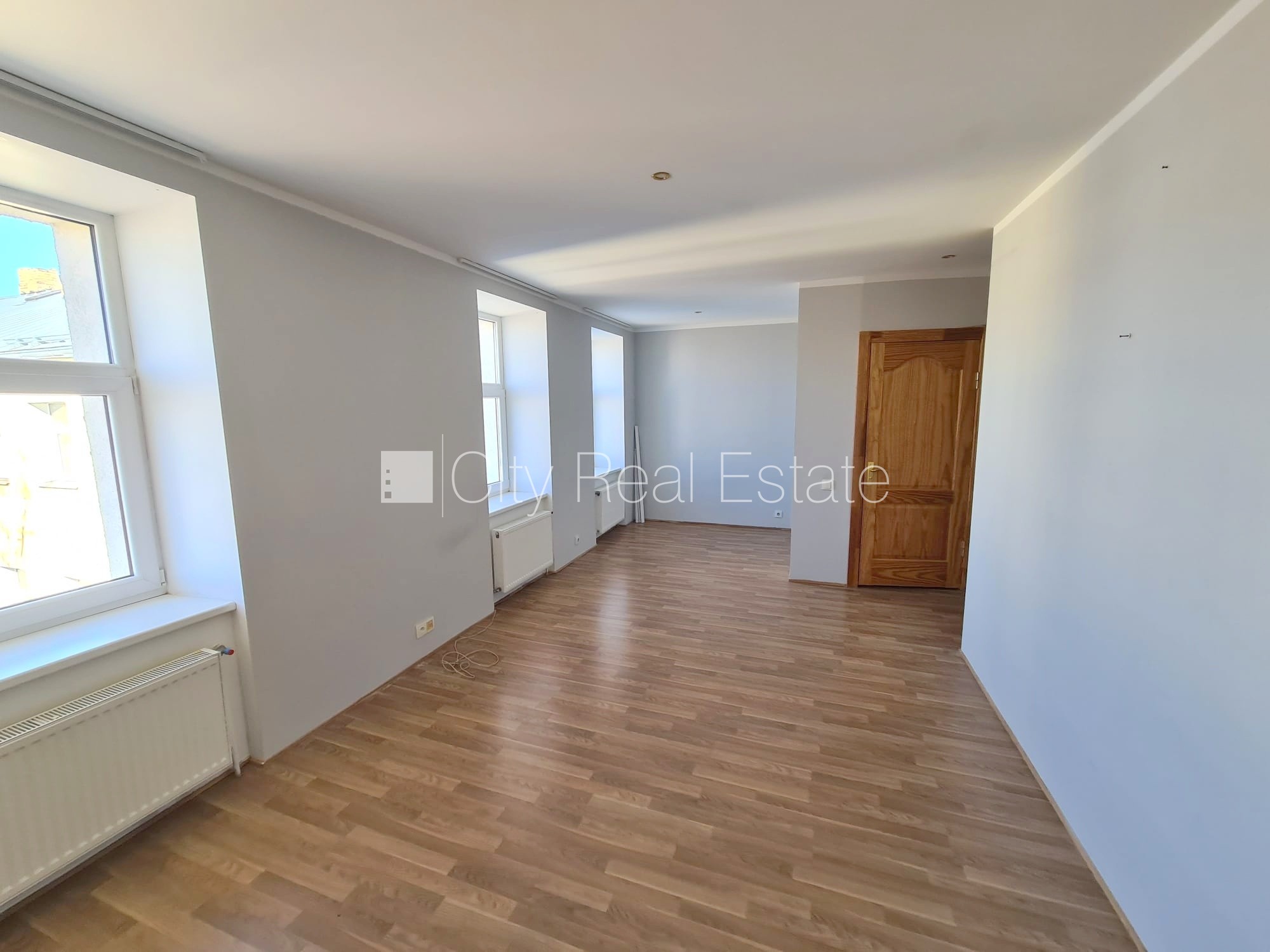 Sludinājumi. Fasādes māja, renovēta māja, slēgts pagalms, ieeja no ielas un pagalma, kāpņu telpa pēc kosmētiskā Cena: 270 EUR/mēn Foto #7