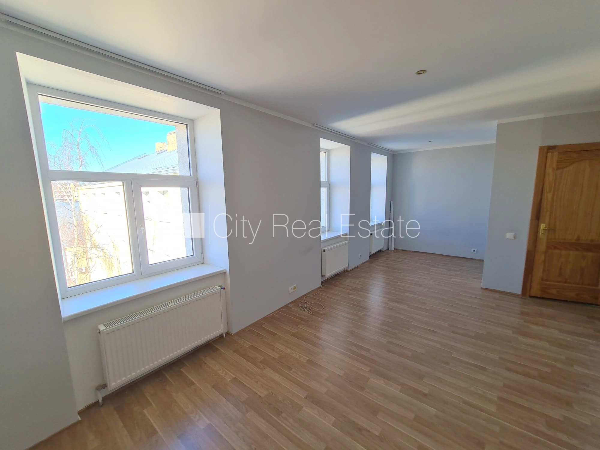 Sludinājumi. Fasādes māja, renovēta māja, slēgts pagalms, ieeja no ielas un pagalma, kāpņu telpa pēc kosmētiskā Cena: 270 EUR/mēn Foto #5