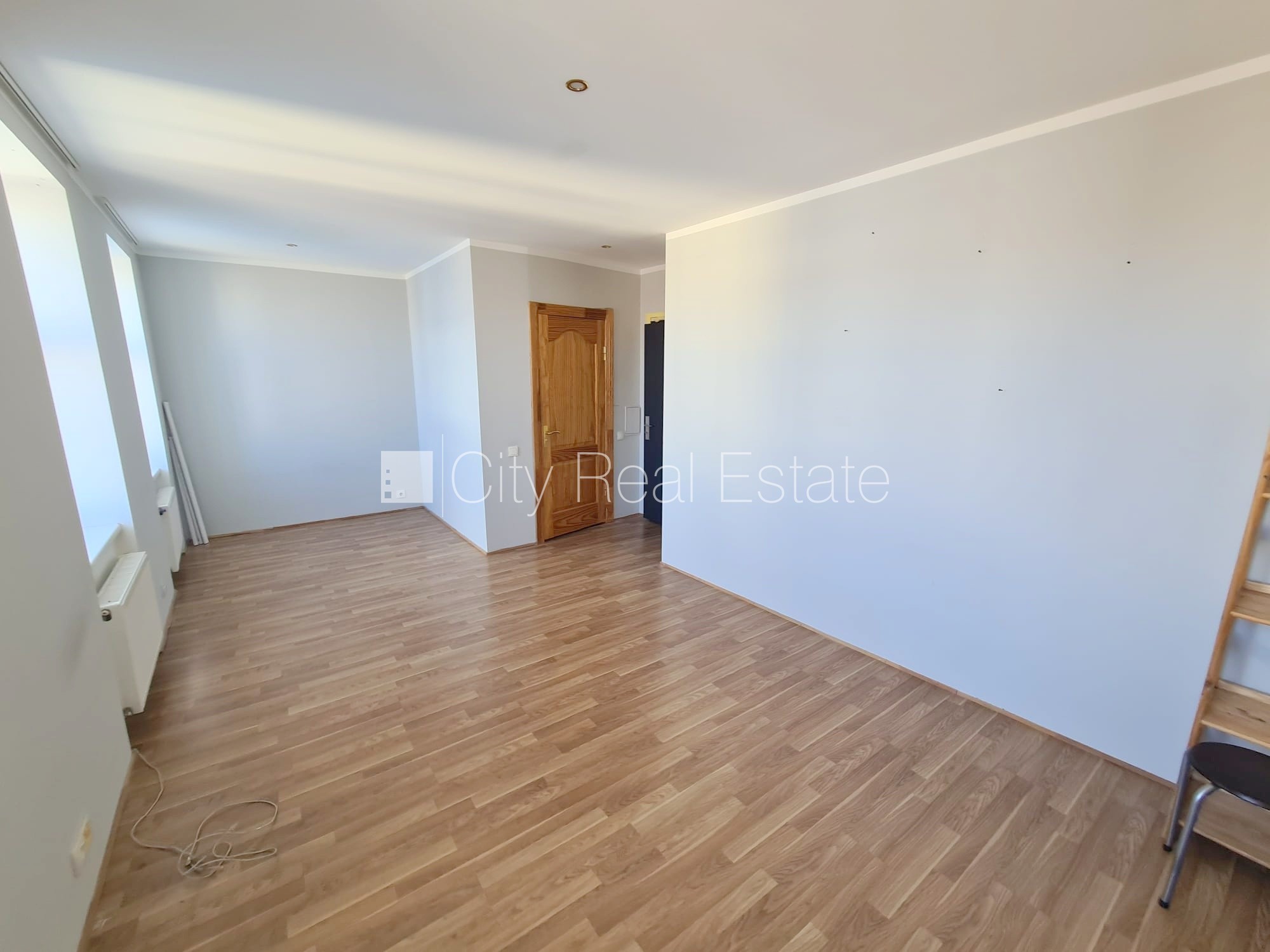 Sludinājumi. Fasādes māja, renovēta māja, slēgts pagalms, ieeja no ielas un pagalma, kāpņu telpa pēc kosmētiskā Cena: 270 EUR/mēn Foto #6