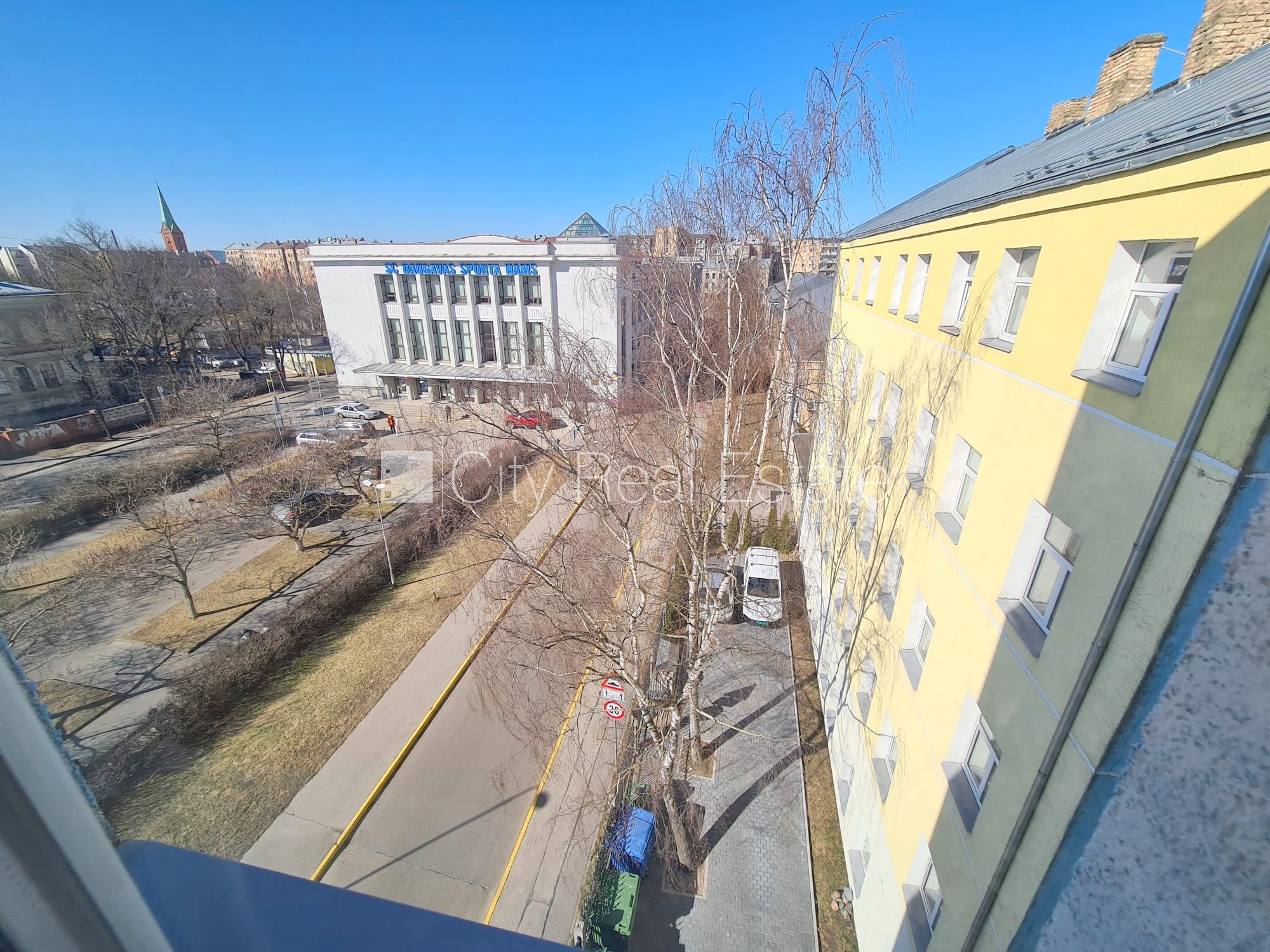 Sludinājumi. Fasādes māja, renovēta māja, slēgts pagalms, ieeja no ielas un pagalma, kāpņu telpa pēc kosmētiskā Cena: 270 EUR/mēn Foto #8