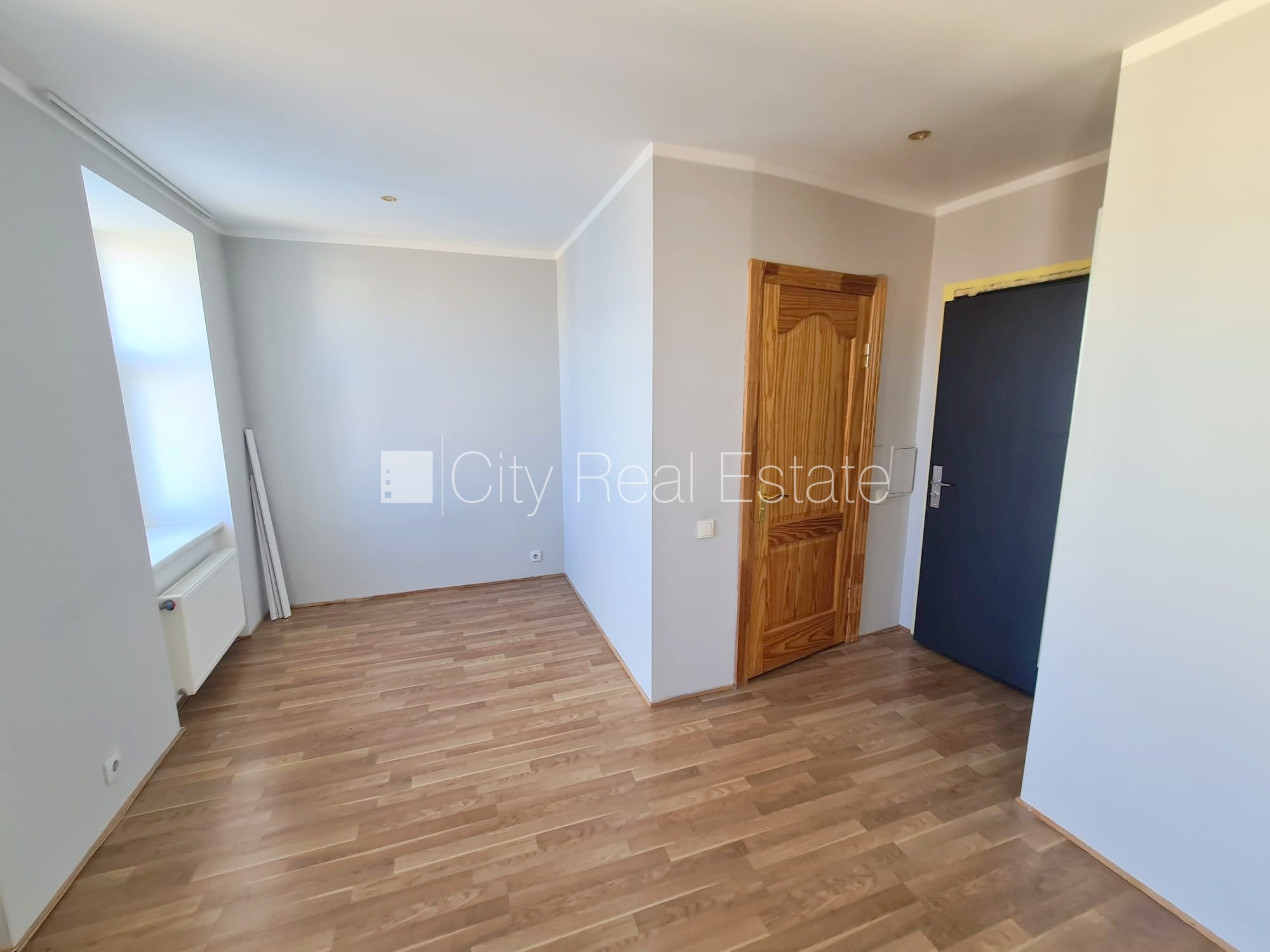 Sludinājumi. Fasādes māja, renovēta māja, slēgts pagalms, ieeja no ielas un pagalma, kāpņu telpa pēc kosmētiskā Cena: 270 EUR/mēn Foto #9