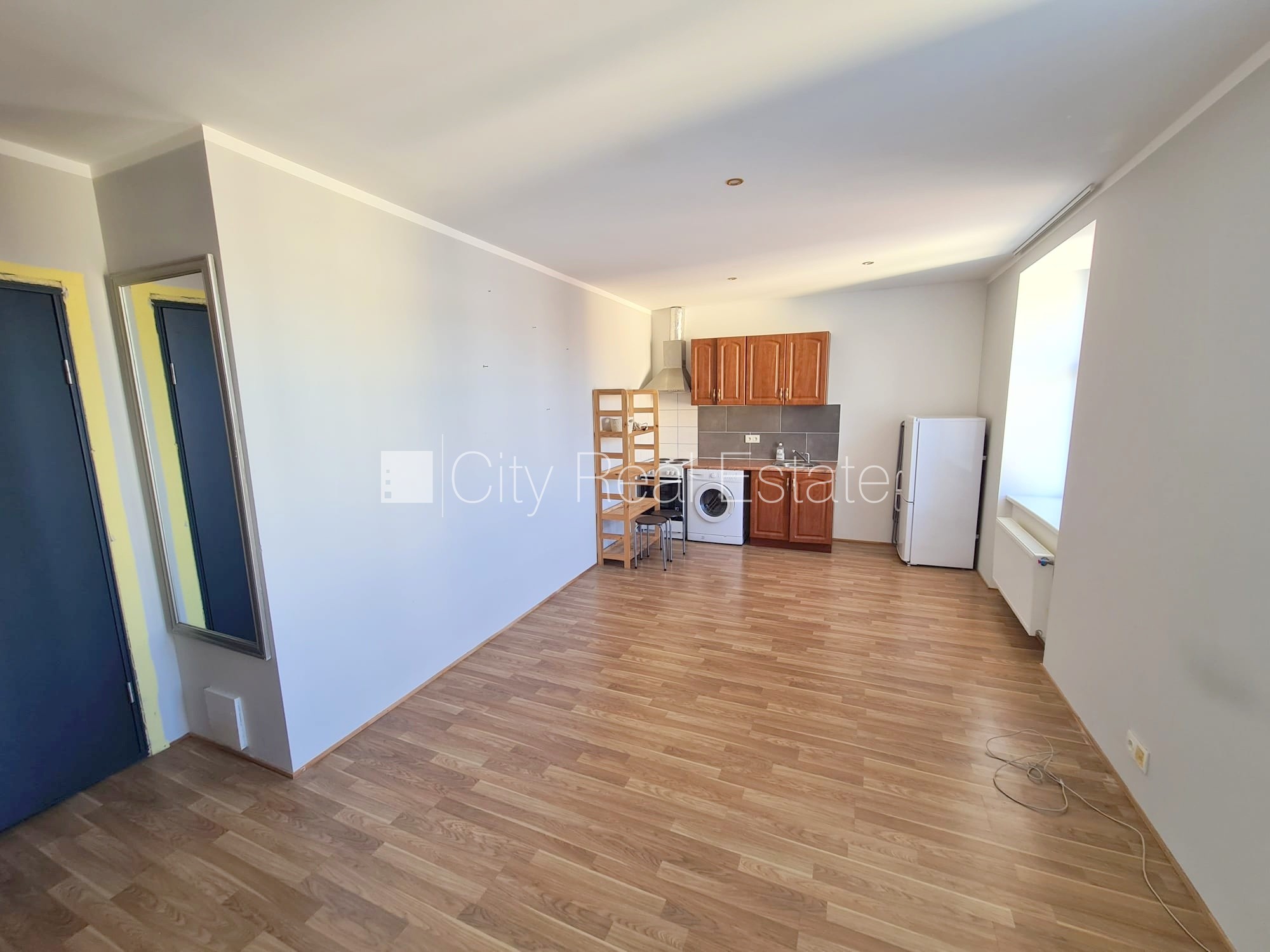 Sludinājumi. Fasādes māja, renovēta māja, slēgts pagalms, ieeja no ielas un pagalma, kāpņu telpa pēc kosmētiskā Cena: 270 EUR/mēn Foto #4