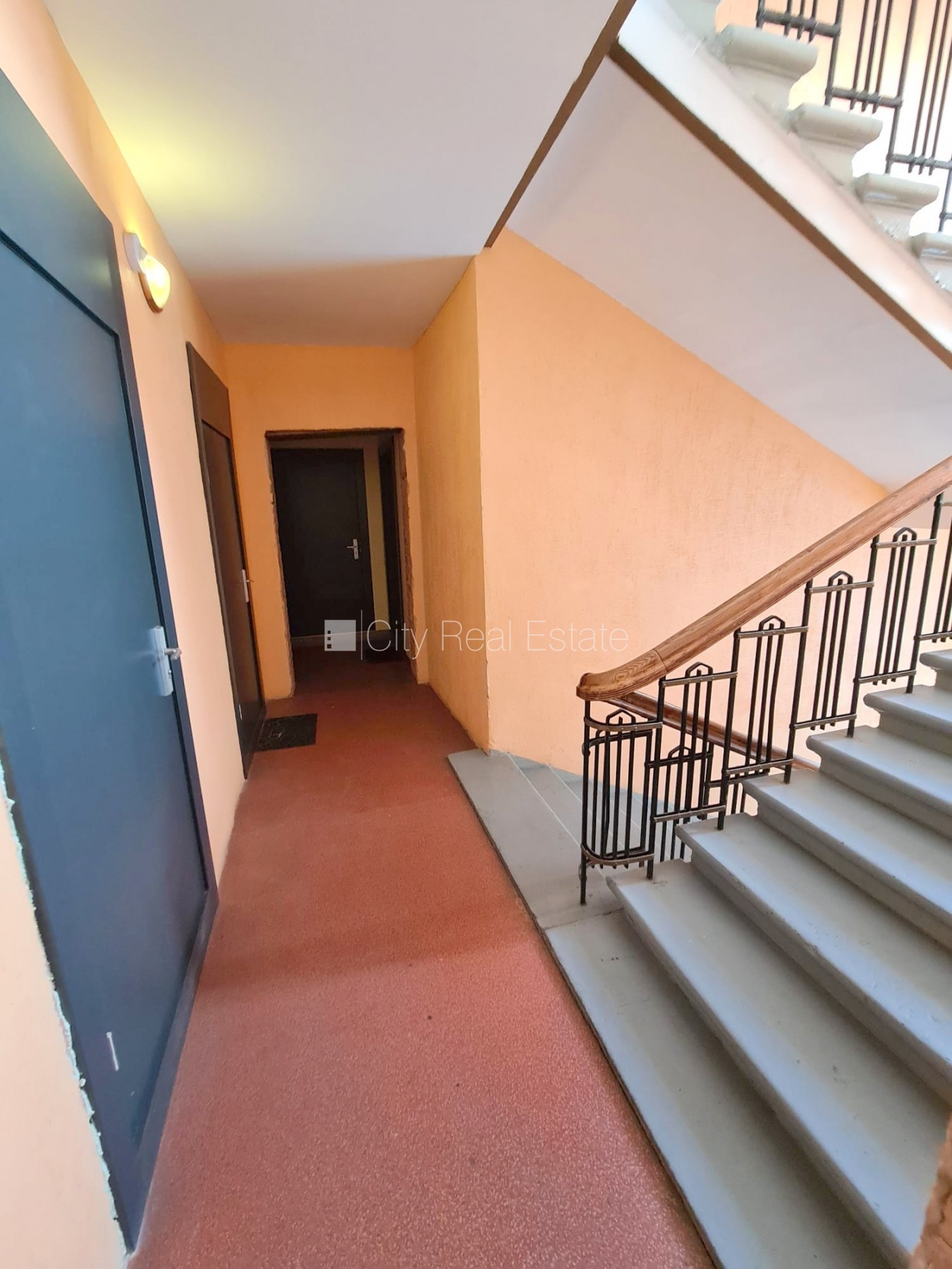 Sludinājumi. Fasādes māja, renovēta māja, slēgts pagalms, ieeja no ielas un pagalma, kāpņu telpa pēc kosmētiskā Cena: 270 EUR/mēn Foto #13