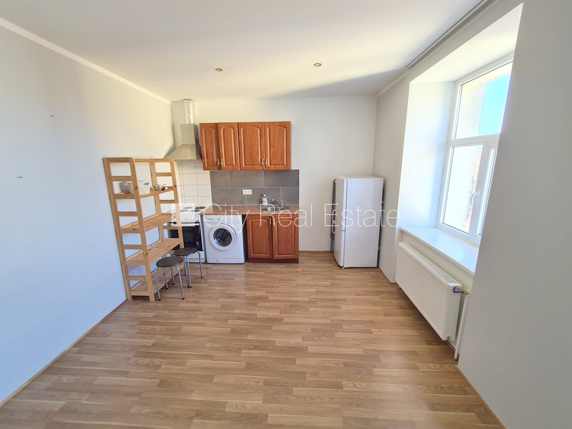 Sludinājumi. Fasādes māja, renovēta māja, slēgts pagalms, ieeja no ielas un pagalma, kāpņu telpa pēc kosmētiskā Cena: 270 EUR/mēn Foto #3