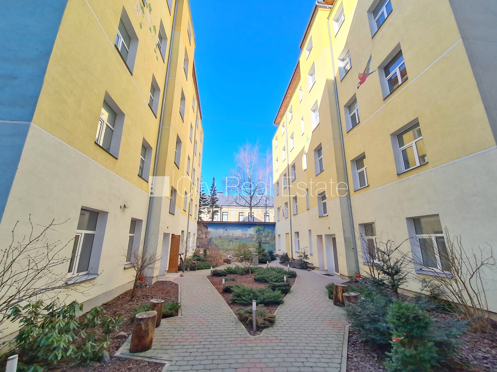 Sludinājumi. Fasādes māja, renovēta māja, slēgts pagalms, ieeja no ielas un pagalma, kāpņu telpa pēc kosmētiskā Cena: 270 EUR/mēn Foto #18