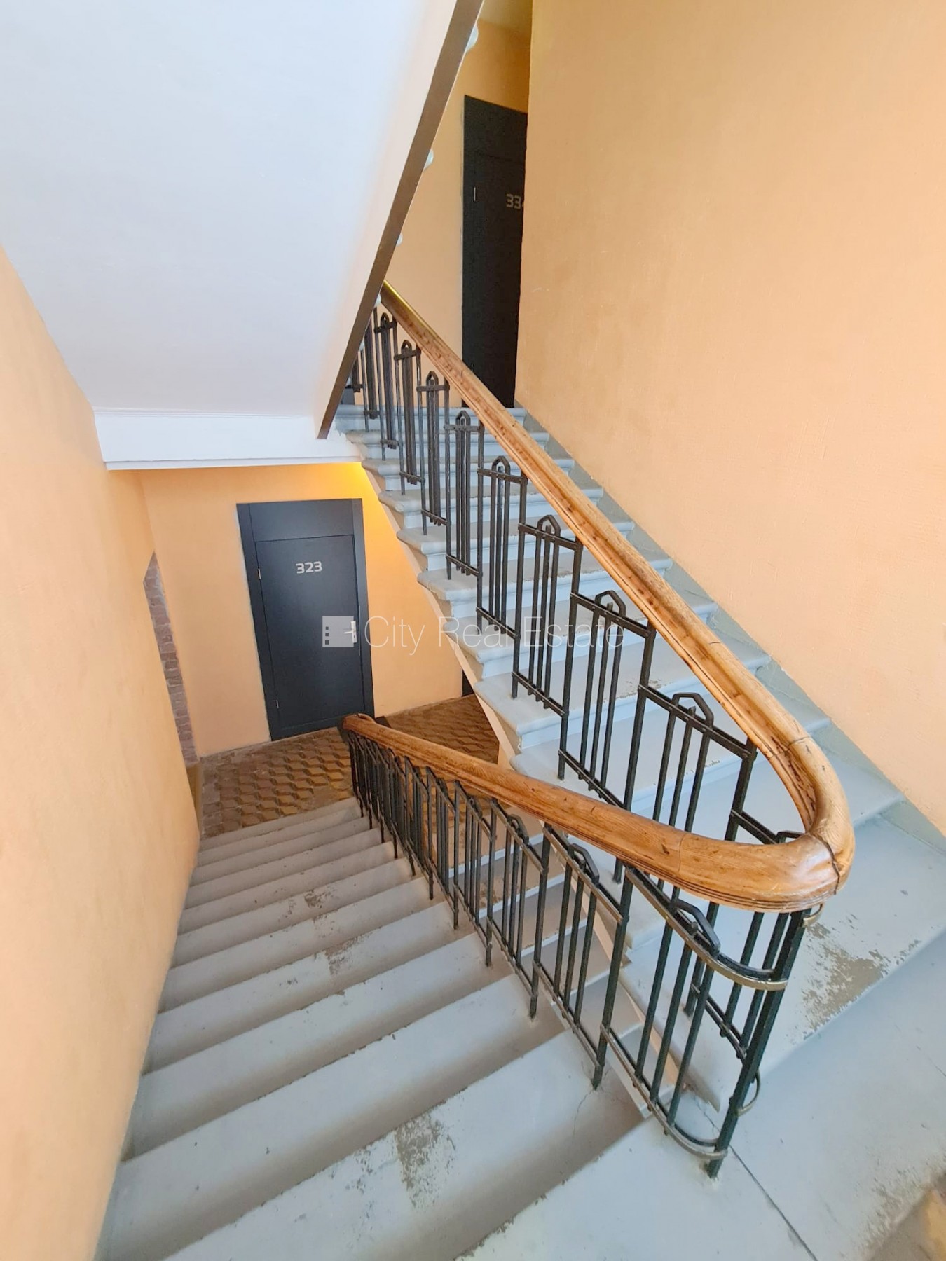 Sludinājumi. Fasādes māja, renovēta māja, slēgts pagalms, ieeja no ielas un pagalma, kāpņu telpa pēc kosmētiskā Cena: 270 EUR/mēn Foto #14