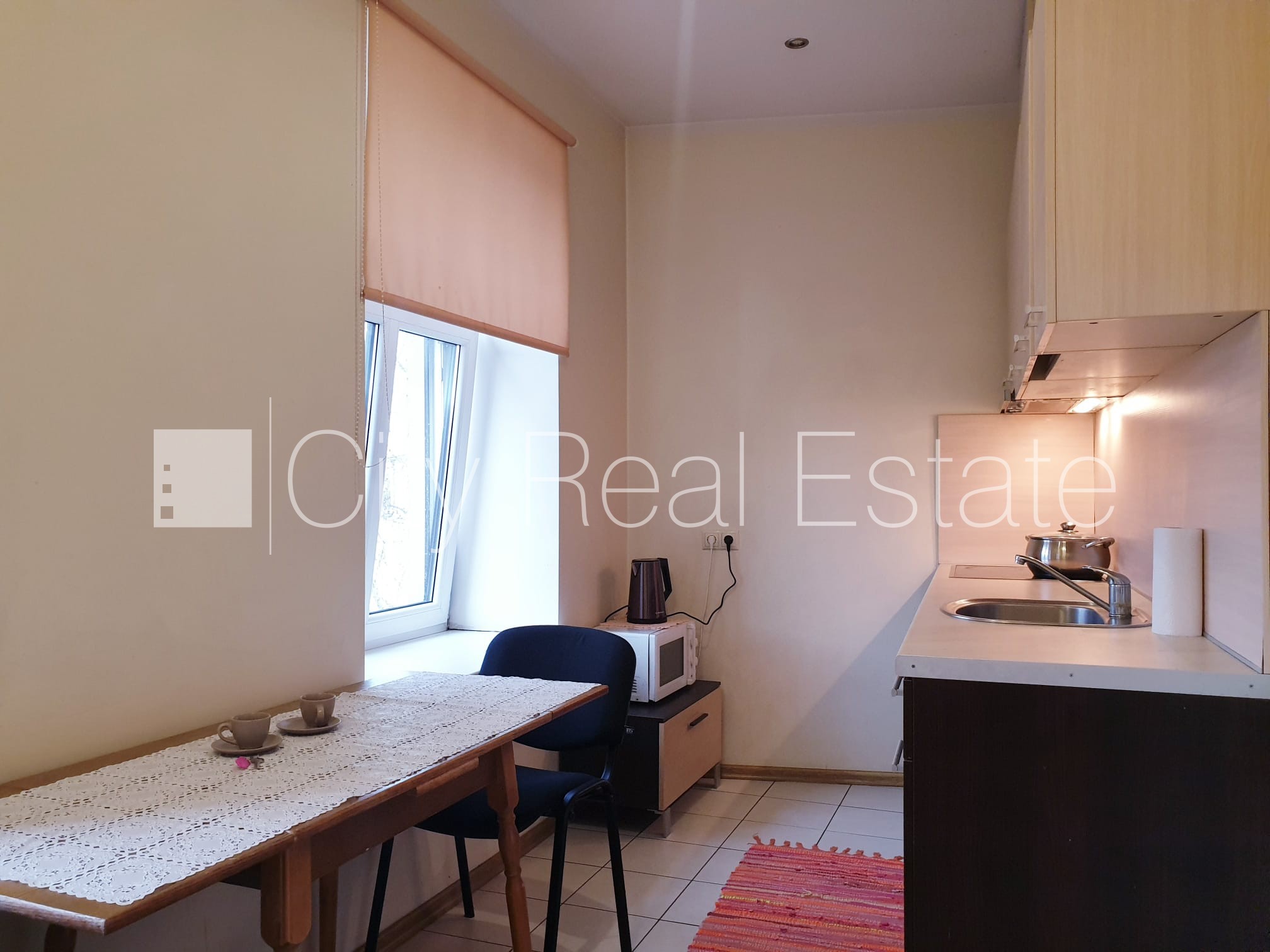 Sludinājumi. Pagalma ēka, renovēta māja, slēgts pagalms, ieeja no ielas un pagalma, ir lifts, kāpņu telpa pēc Cena: 500 EUR/mēn Foto #2