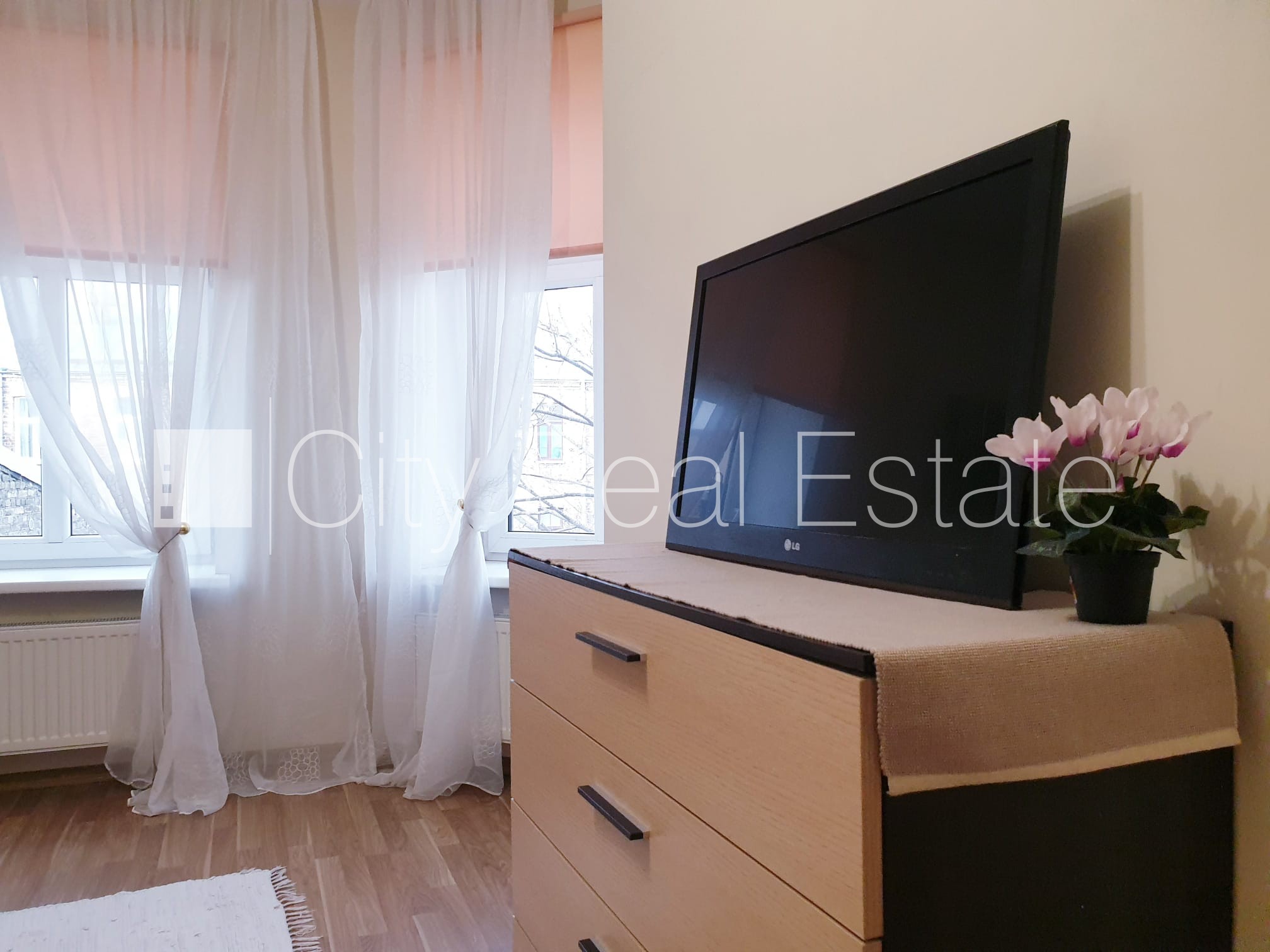 Sludinājumi. Pagalma ēka, renovēta māja, slēgts pagalms, ieeja no ielas un pagalma, ir lifts, kāpņu telpa pēc Cena: 500 EUR/mēn Foto #6