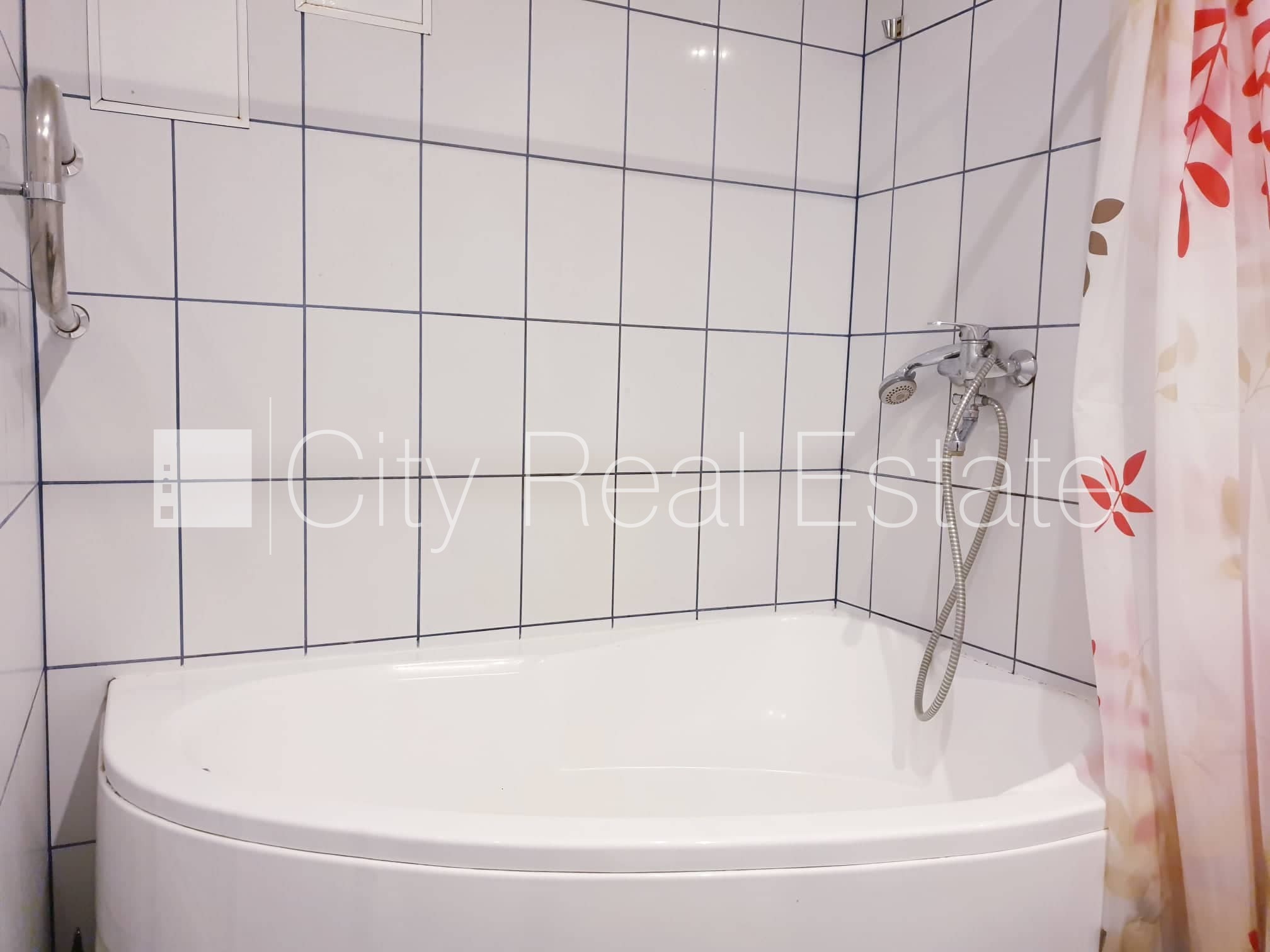 Sludinājumi. Pagalma ēka, renovēta māja, slēgts pagalms, ieeja no ielas un pagalma, ir lifts, kāpņu telpa pēc Cena: 500 EUR/mēn Foto #12