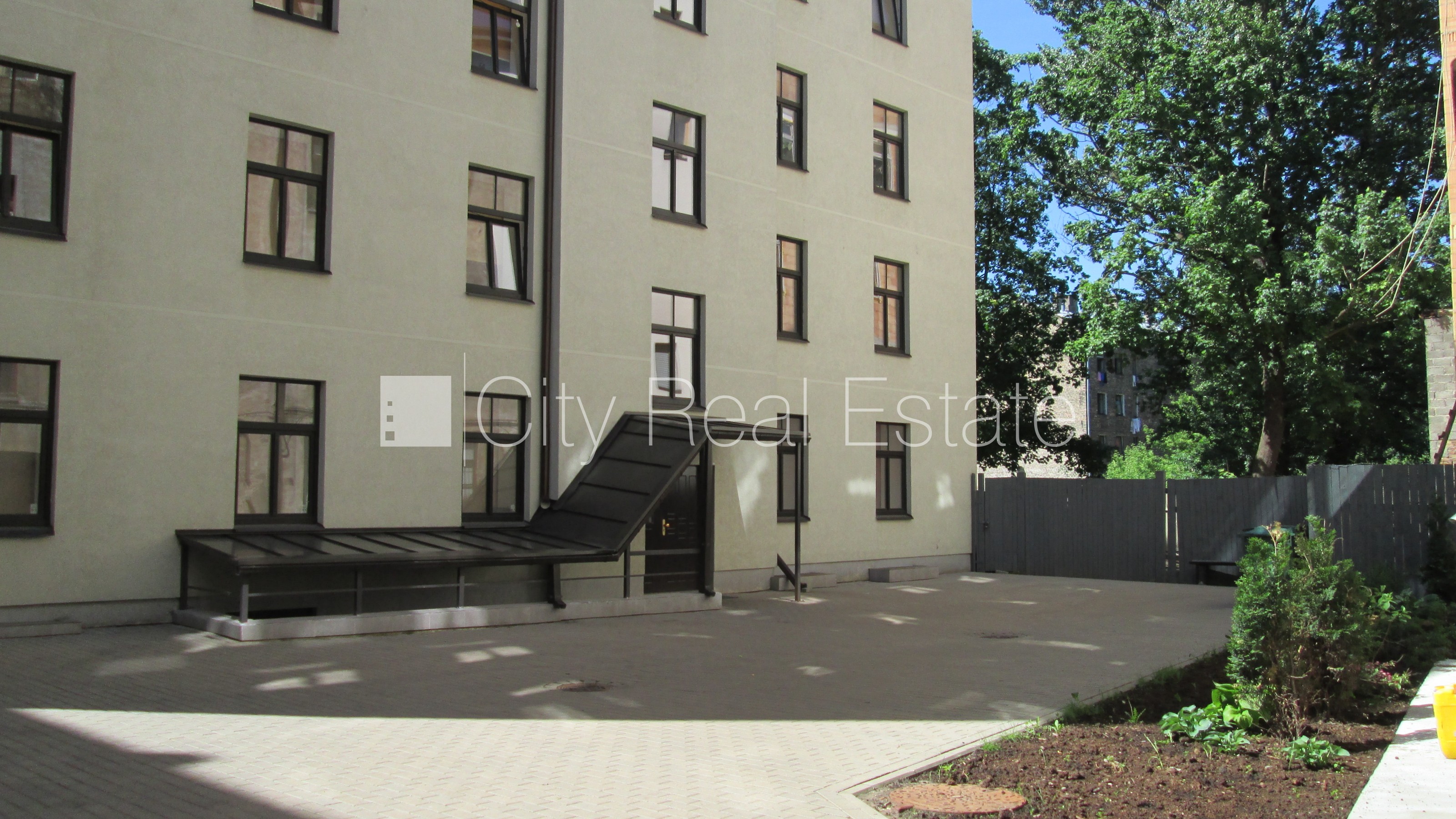 Sludinājumi. Pagalma ēka, renovēta māja, slēgts pagalms, ieeja no ielas un pagalma, ir lifts, kāpņu telpa pēc Cena: 500 EUR/mēn Foto #18