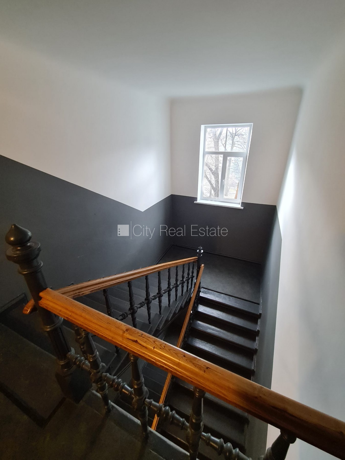 Sludinājumi. Fasādes māja, renovēta māja, slēgts pagalms, ieeja no ielas, kāpņu telpa pēc kapitālā remonta, logi Cena: 330 EUR/mēn Foto #19