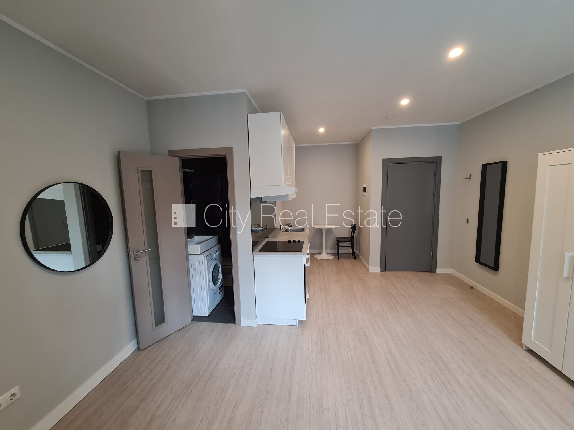 Sludinājumi. Fasādes māja, renovēta māja, slēgts pagalms, ieeja no ielas, kāpņu telpa pēc kapitālā remonta, logi Cena: 330 EUR/mēn Foto #6