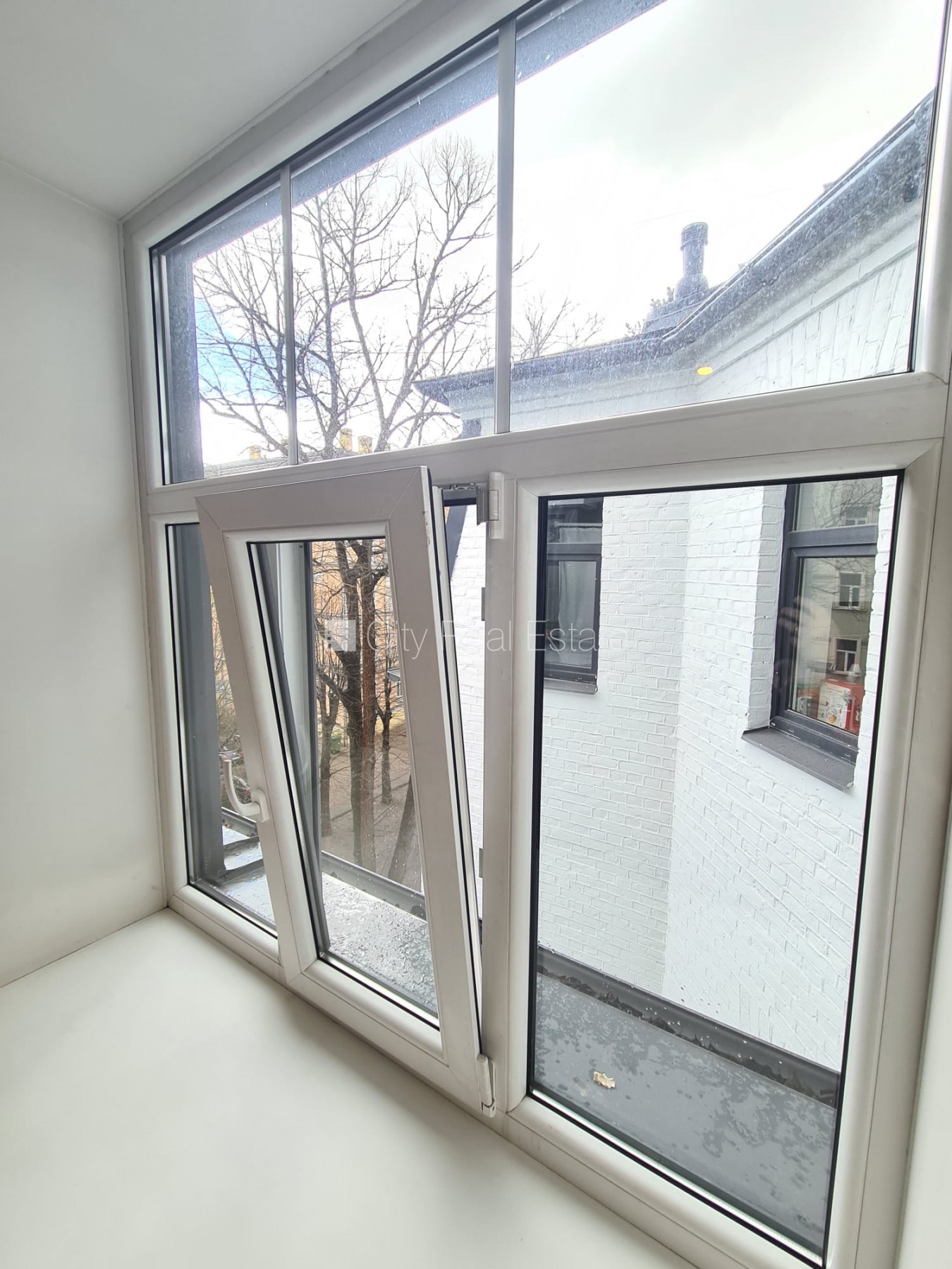 Sludinājumi. Fasādes māja, renovēta māja, slēgts pagalms, ieeja no ielas, kāpņu telpa pēc kapitālā remonta, logi Cena: 330 EUR/mēn Foto #9