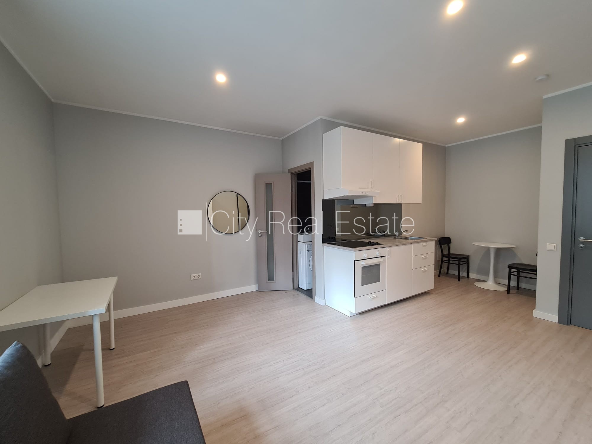 Sludinājumi. Fasādes māja, renovēta māja, slēgts pagalms, ieeja no ielas, kāpņu telpa pēc kapitālā remonta, logi Cena: 330 EUR/mēn Foto #12