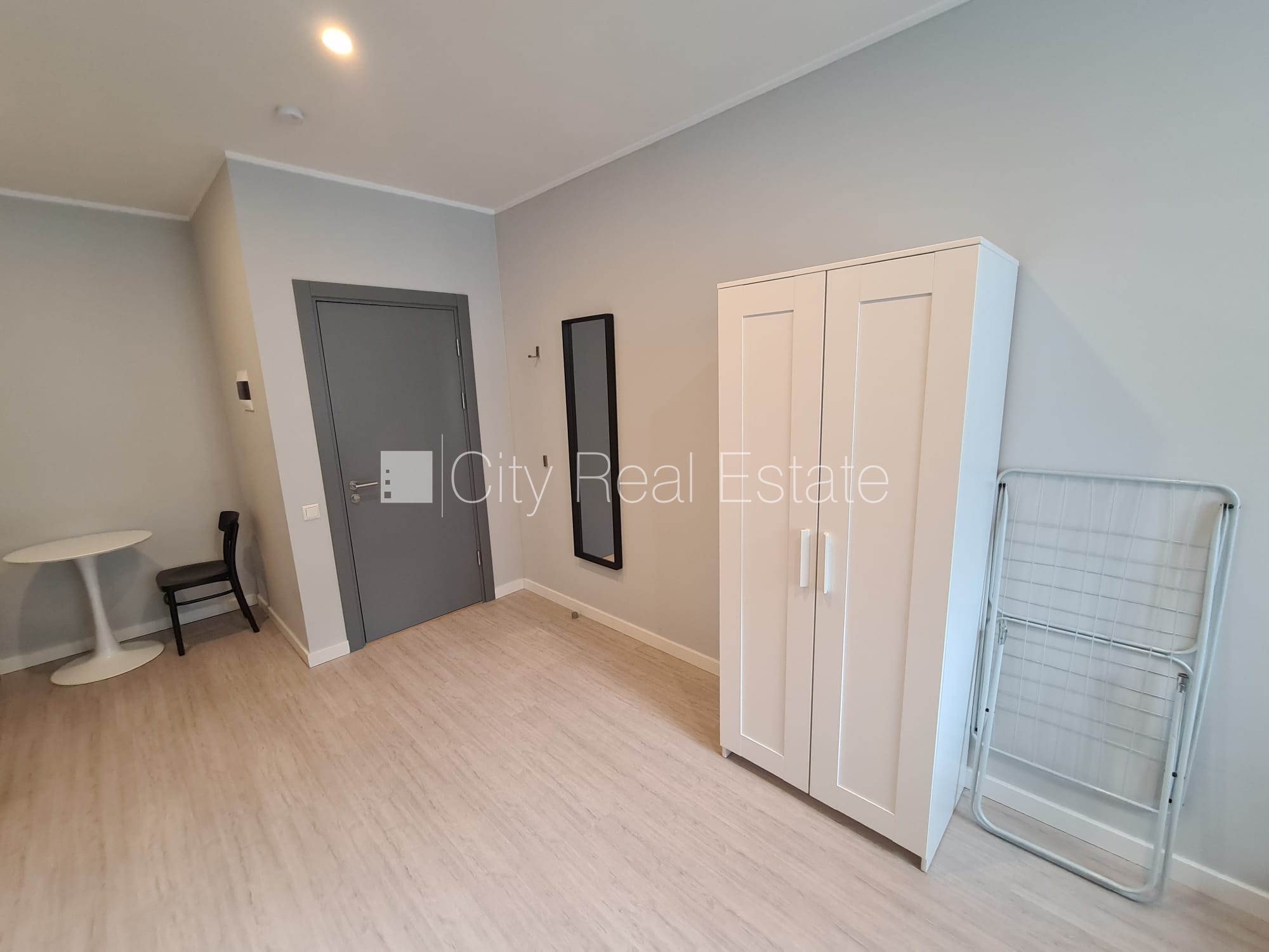 Sludinājumi. Fasādes māja, renovēta māja, slēgts pagalms, ieeja no ielas, kāpņu telpa pēc kapitālā remonta, logi Cena: 330 EUR/mēn Foto #13