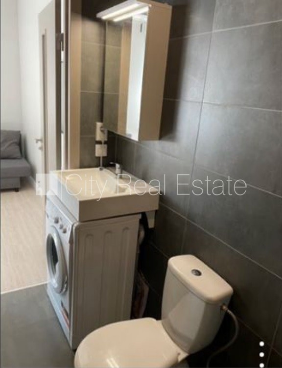 Sludinājumi. Fasādes māja, renovēta māja, slēgts pagalms, ieeja no ielas, kāpņu telpa pēc kapitālā remonta, logi Cena: 330 EUR/mēn Foto #16