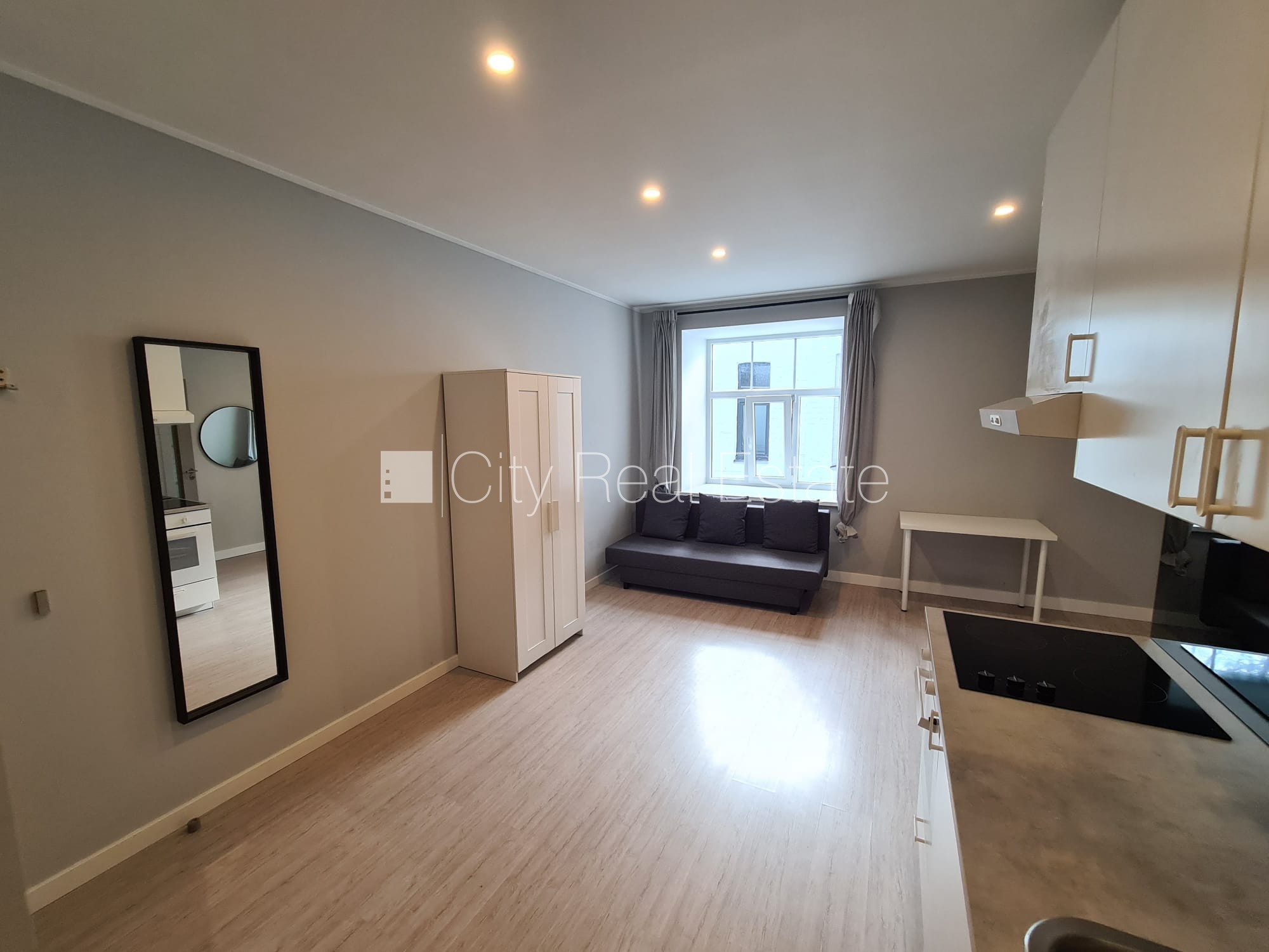 Sludinājumi. Fasādes māja, renovēta māja, slēgts pagalms, ieeja no ielas, kāpņu telpa pēc kapitālā remonta, logi Cena: 330 EUR/mēn Foto #2