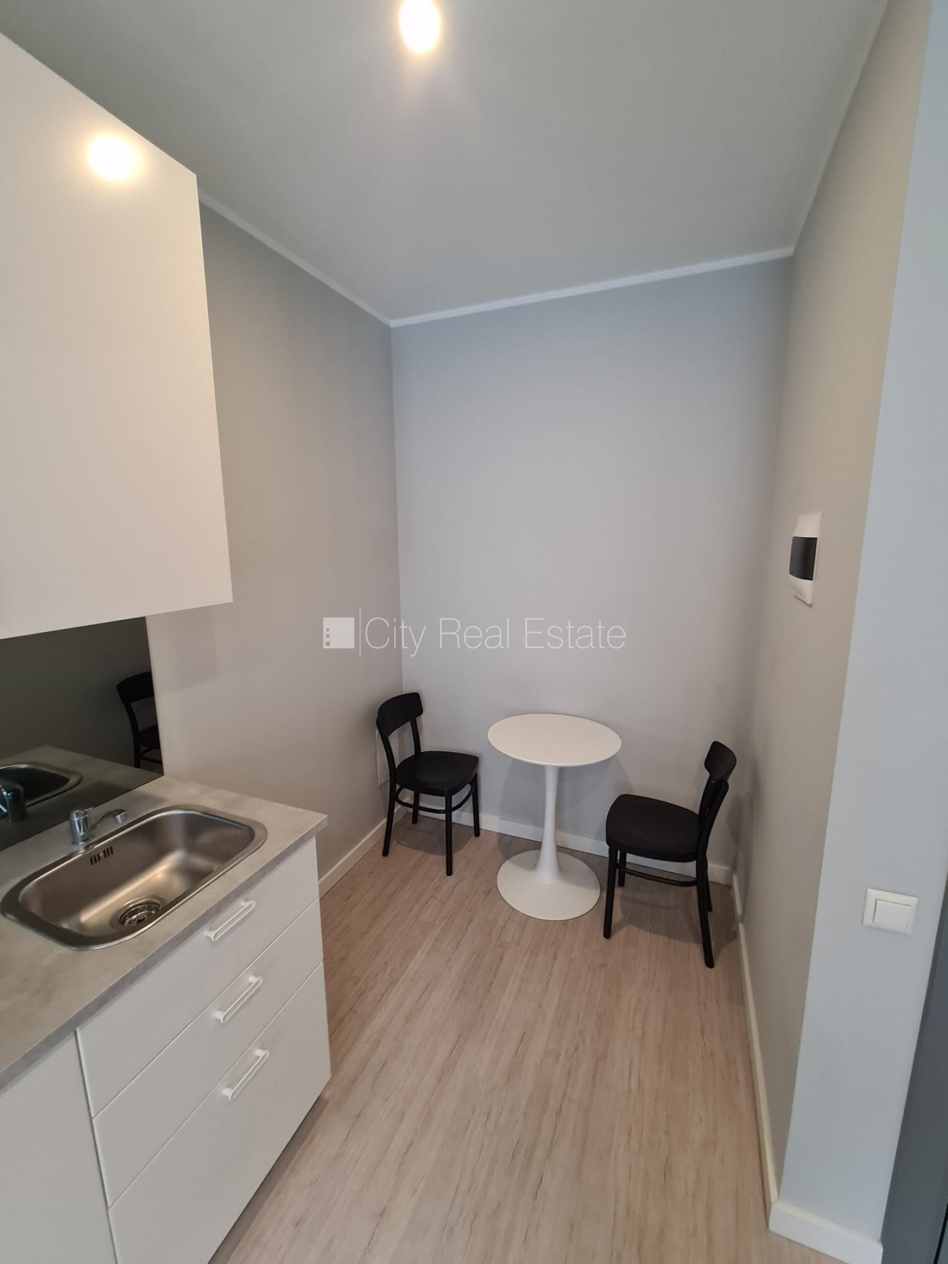 Sludinājumi. Fasādes māja, renovēta māja, slēgts pagalms, ieeja no ielas, kāpņu telpa pēc kapitālā remonta, logi Cena: 330 EUR/mēn Foto #18