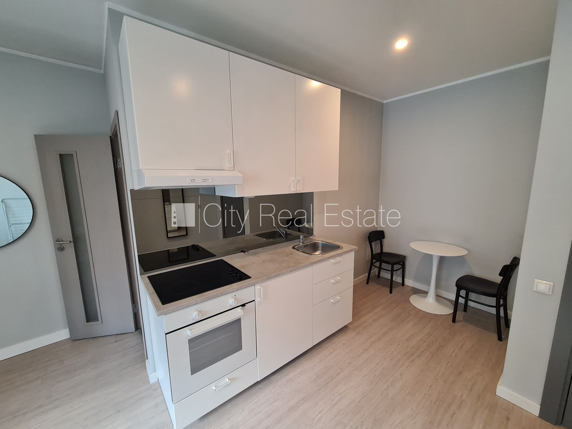 Sludinājumi. Fasādes māja, renovēta māja, slēgts pagalms, ieeja no ielas, kāpņu telpa pēc kapitālā remonta, logi Cena: 330 EUR/mēn Foto #8