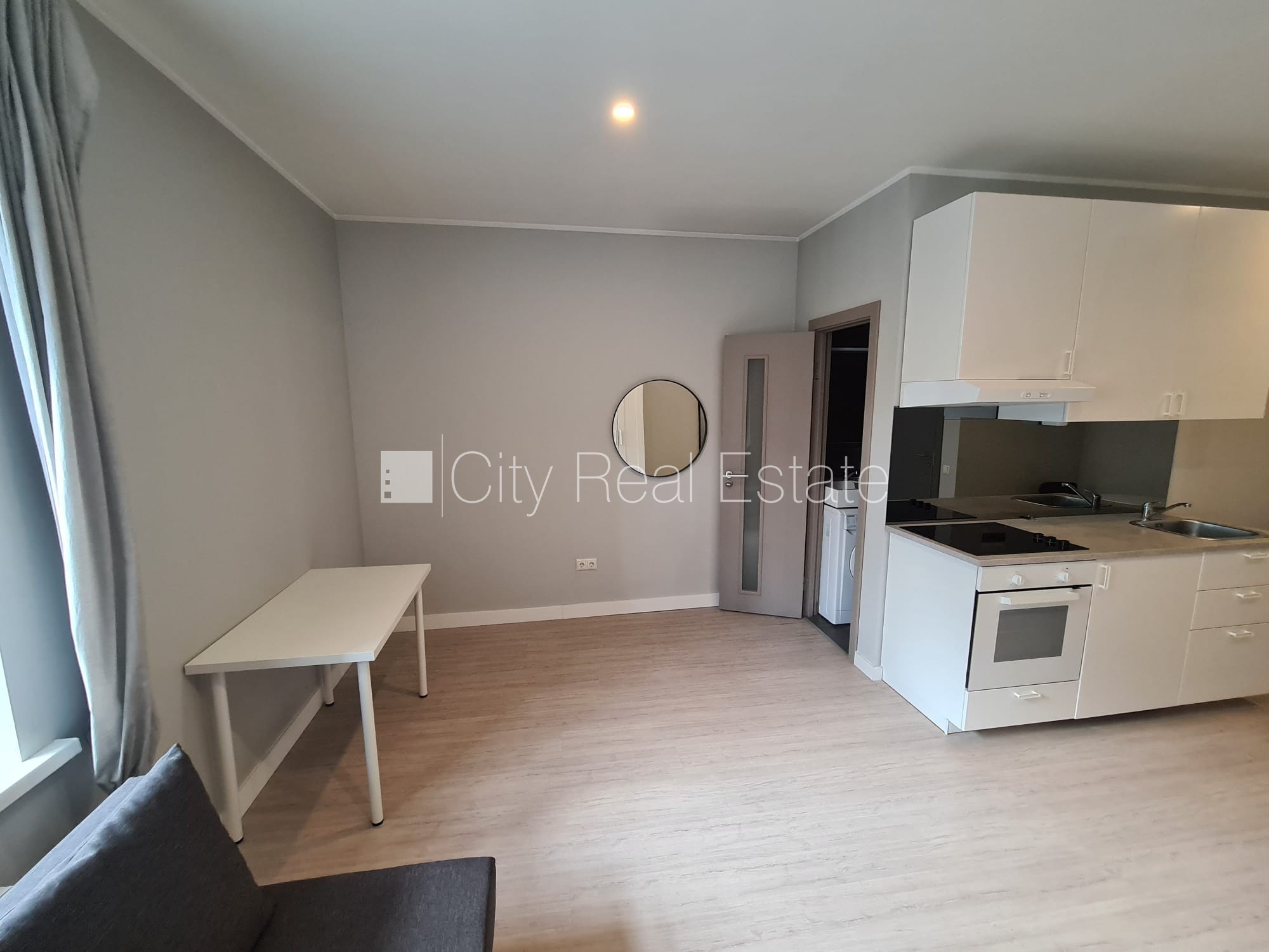 Sludinājumi. Fasādes māja, renovēta māja, slēgts pagalms, ieeja no ielas, kāpņu telpa pēc kapitālā remonta, logi Cena: 330 EUR/mēn Foto #3