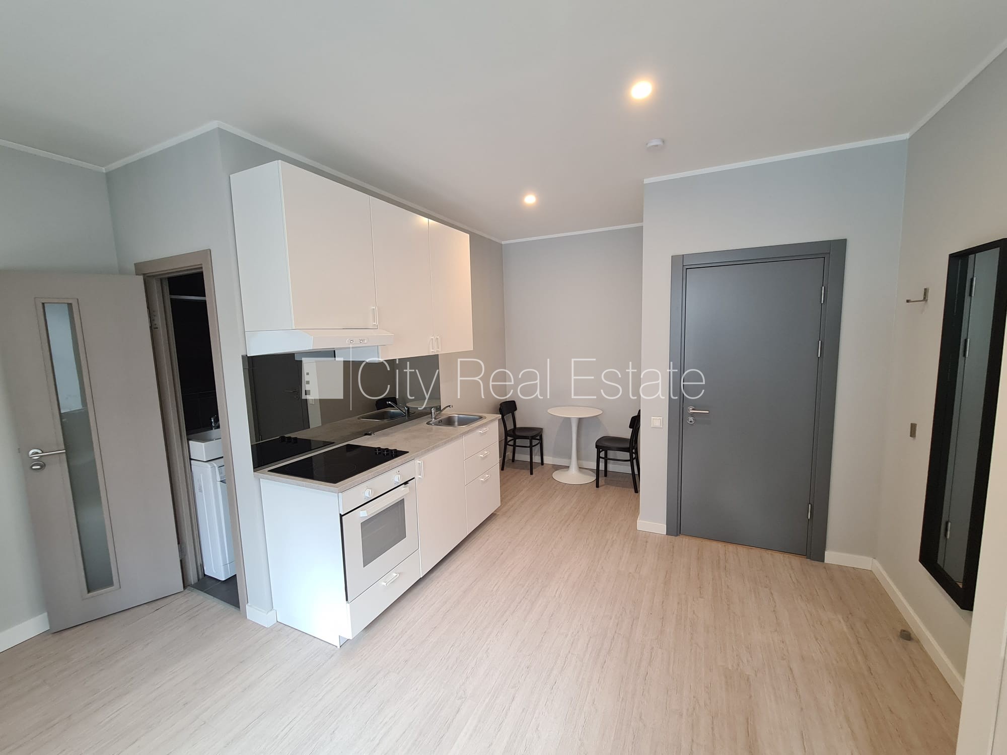 Sludinājumi. Fasādes māja, renovēta māja, slēgts pagalms, ieeja no ielas, kāpņu telpa pēc kapitālā remonta, logi Cena: 330 EUR/mēn Foto #1