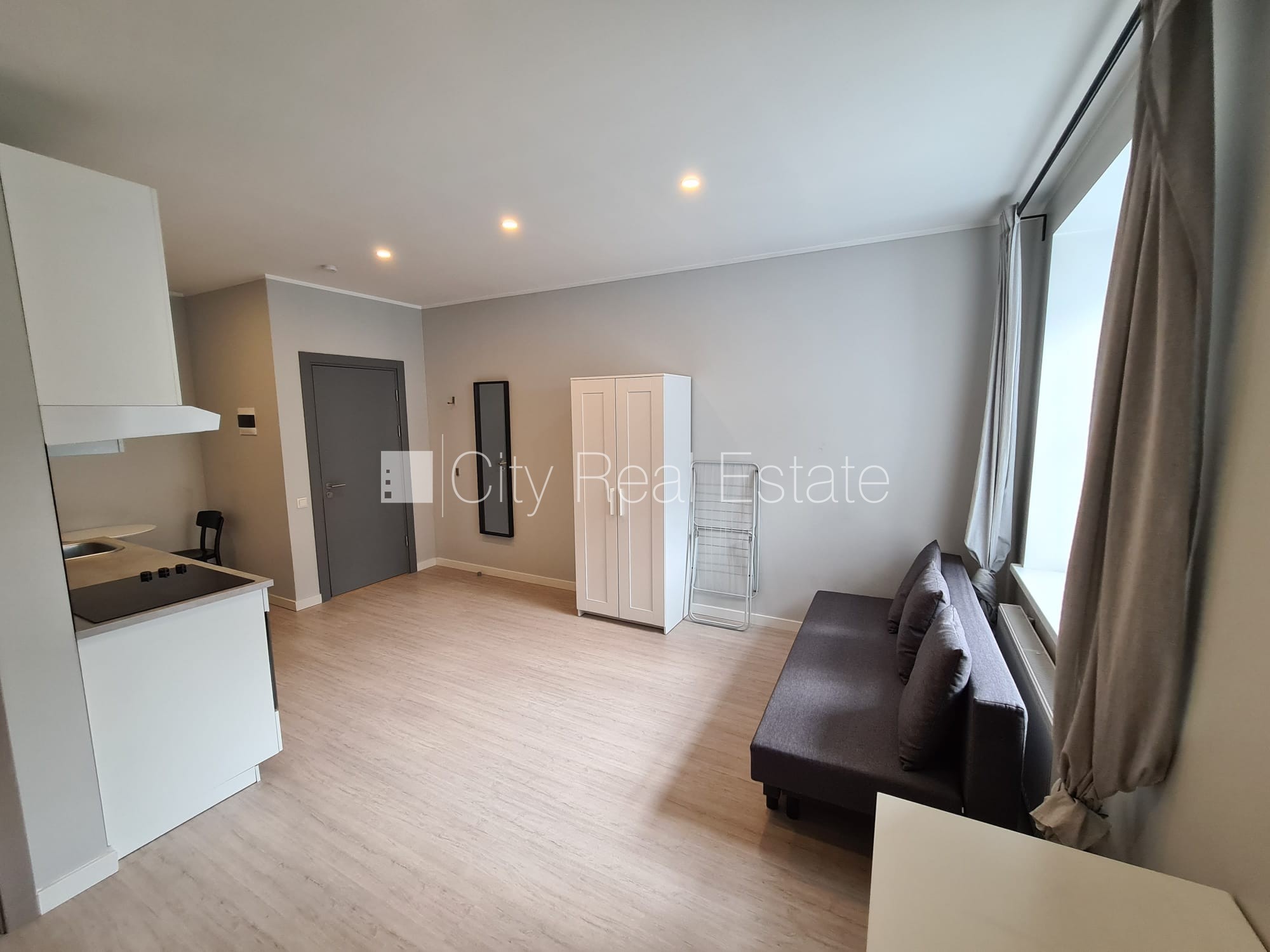 Sludinājumi. Fasādes māja, renovēta māja, slēgts pagalms, ieeja no ielas, kāpņu telpa pēc kapitālā remonta, logi Cena: 330 EUR/mēn Foto #4