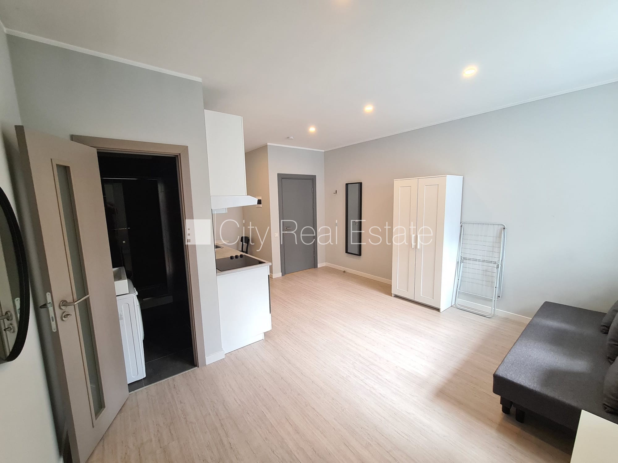 Sludinājumi. Fasādes māja, renovēta māja, slēgts pagalms, ieeja no ielas, kāpņu telpa pēc kapitālā remonta, logi Cena: 330 EUR/mēn Foto #7