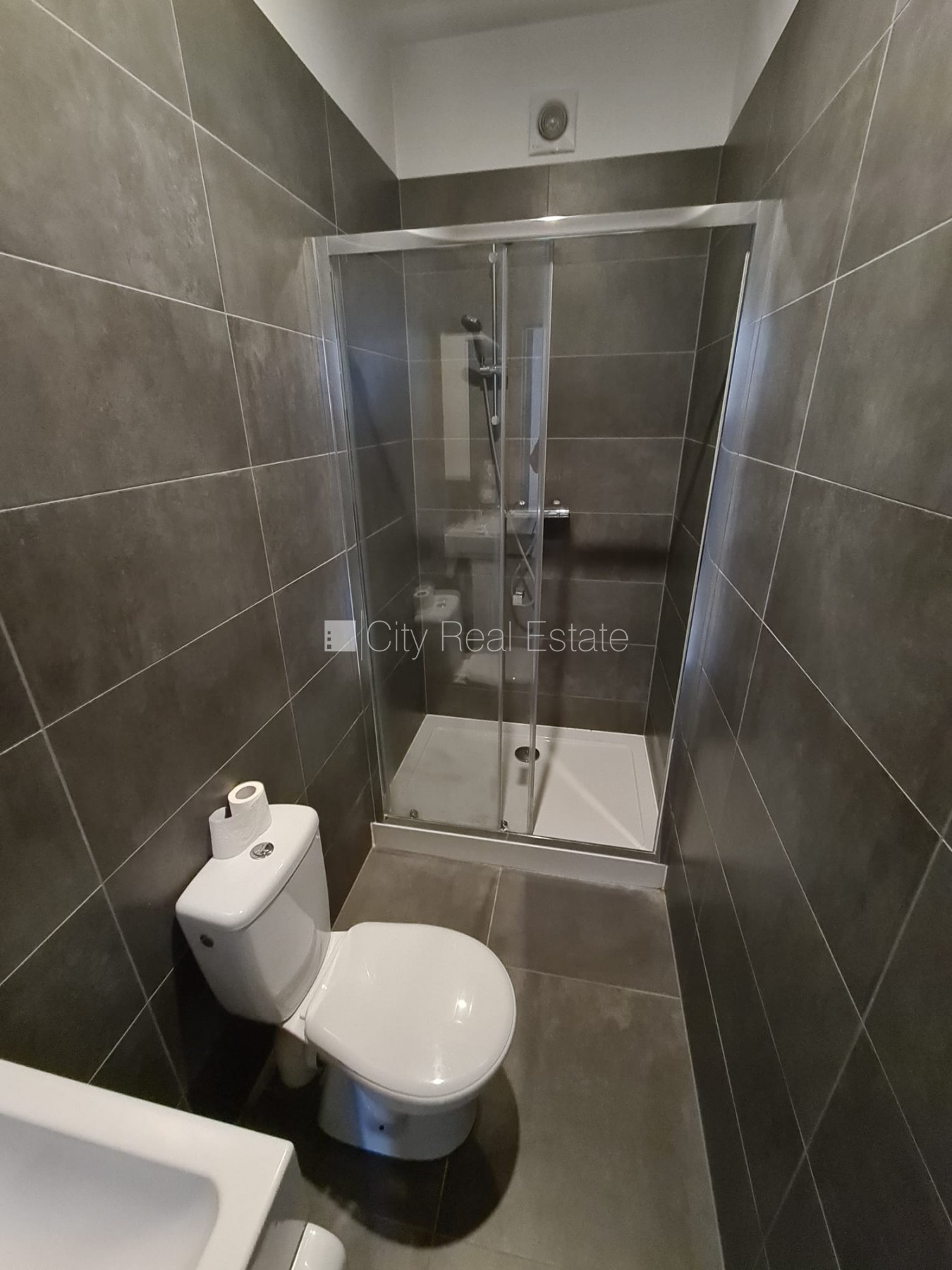 Sludinājumi. Fasādes māja, renovēta māja, slēgts pagalms, ieeja no ielas, kāpņu telpa pēc kapitālā remonta, logi Cena: 330 EUR/mēn Foto #15