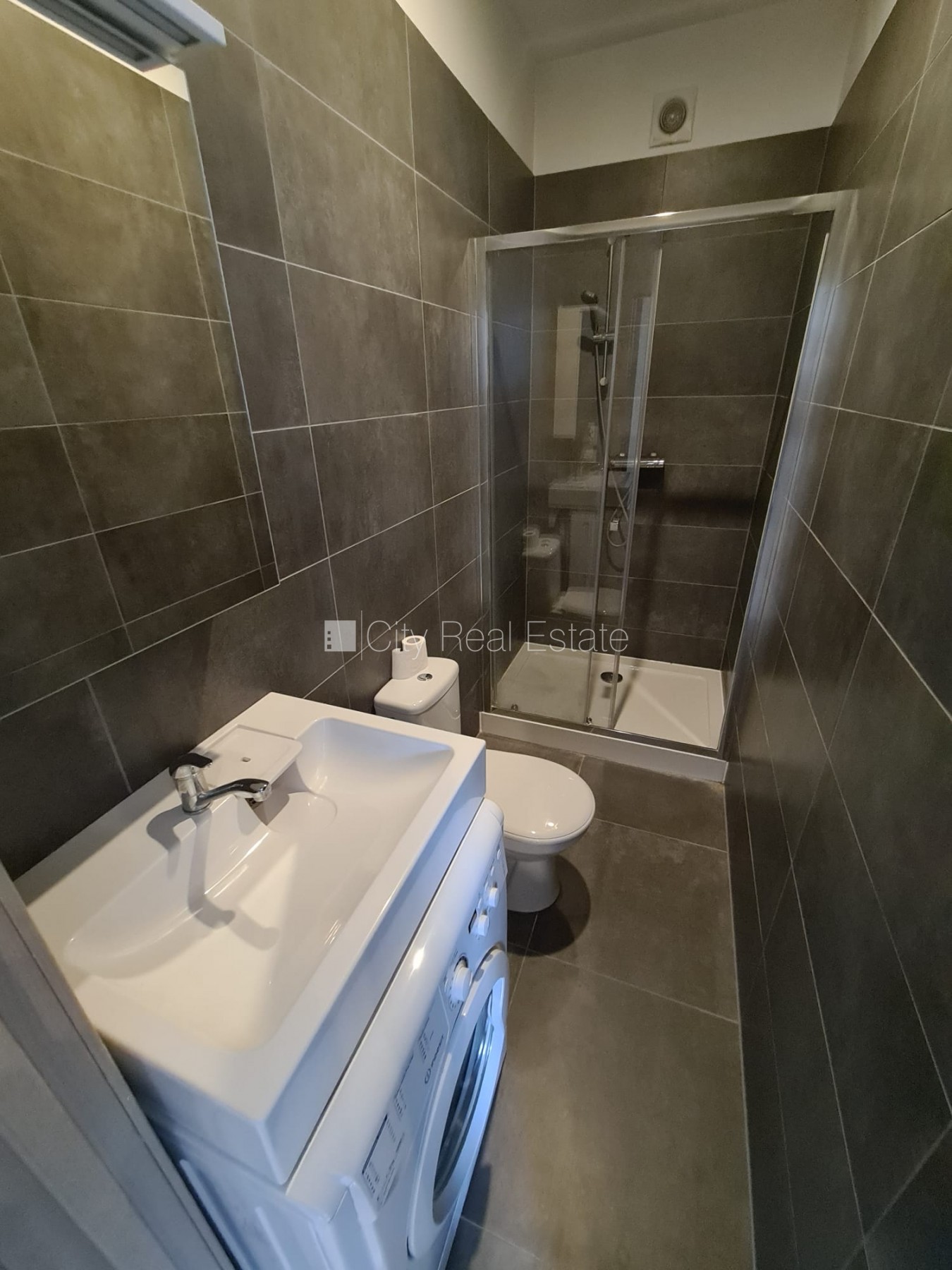 Sludinājumi. Fasādes māja, renovēta māja, slēgts pagalms, ieeja no ielas, kāpņu telpa pēc kapitālā remonta, logi Cena: 330 EUR/mēn Foto #14