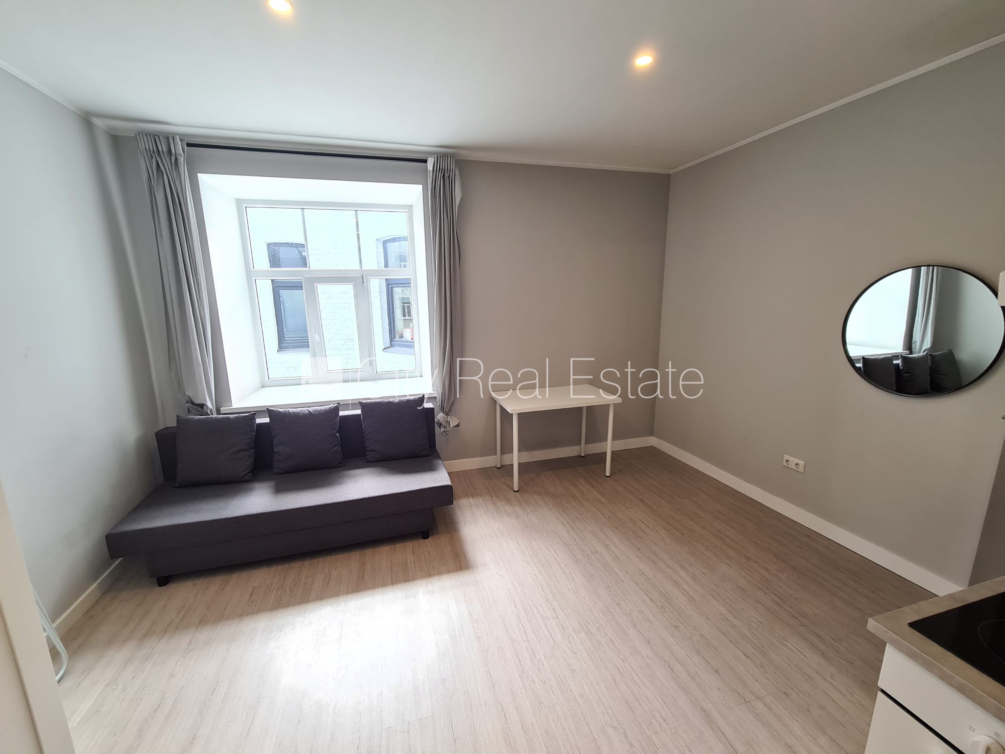 Sludinājumi. Fasādes māja, renovēta māja, slēgts pagalms, ieeja no ielas, kāpņu telpa pēc kapitālā remonta, logi Cena: 330 EUR/mēn Foto #10