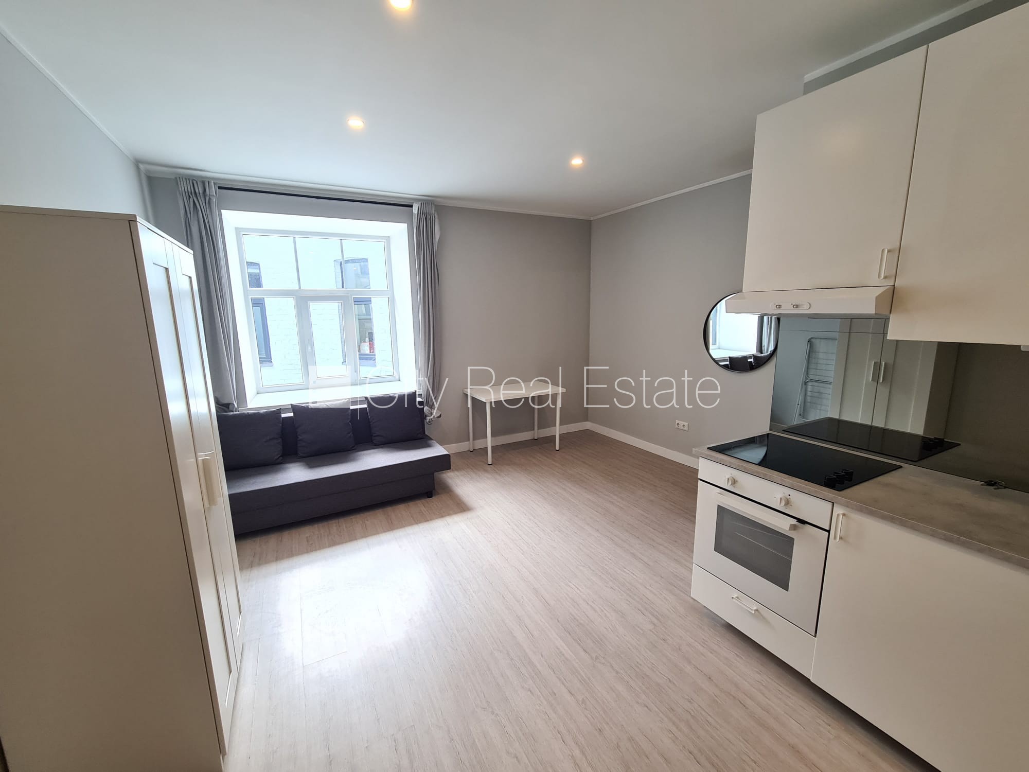 Sludinājumi. Fasādes māja, renovēta māja, slēgts pagalms, ieeja no ielas, kāpņu telpa pēc kapitālā remonta, logi Cena: 330 EUR/mēn Foto #11