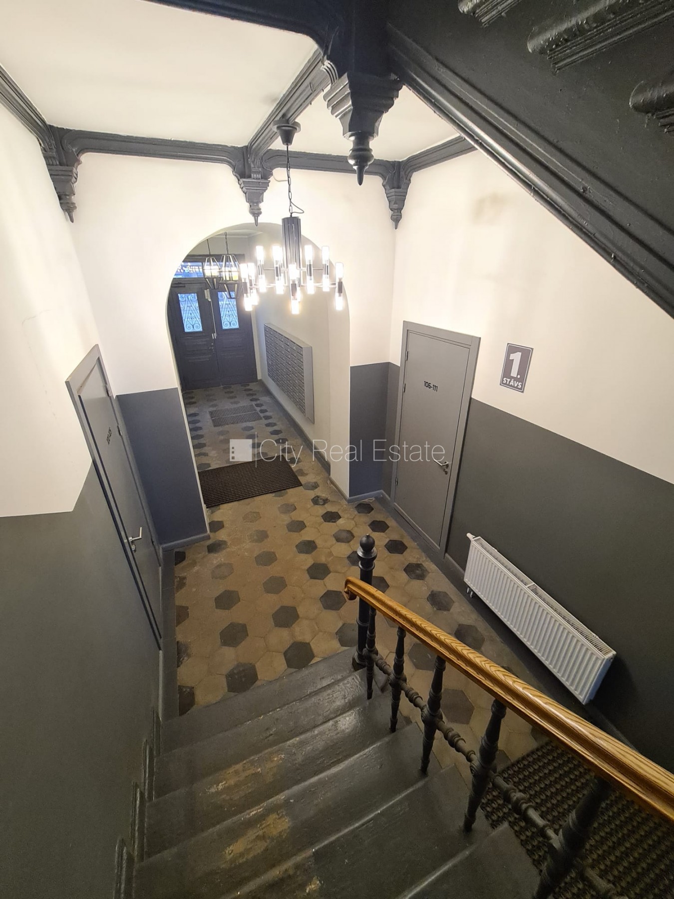 Sludinājumi. Fasādes māja, renovēta māja, slēgts pagalms, ieeja no ielas, kāpņu telpa pēc kapitālā remonta, logi Cena: 320 EUR/mēn Foto #20