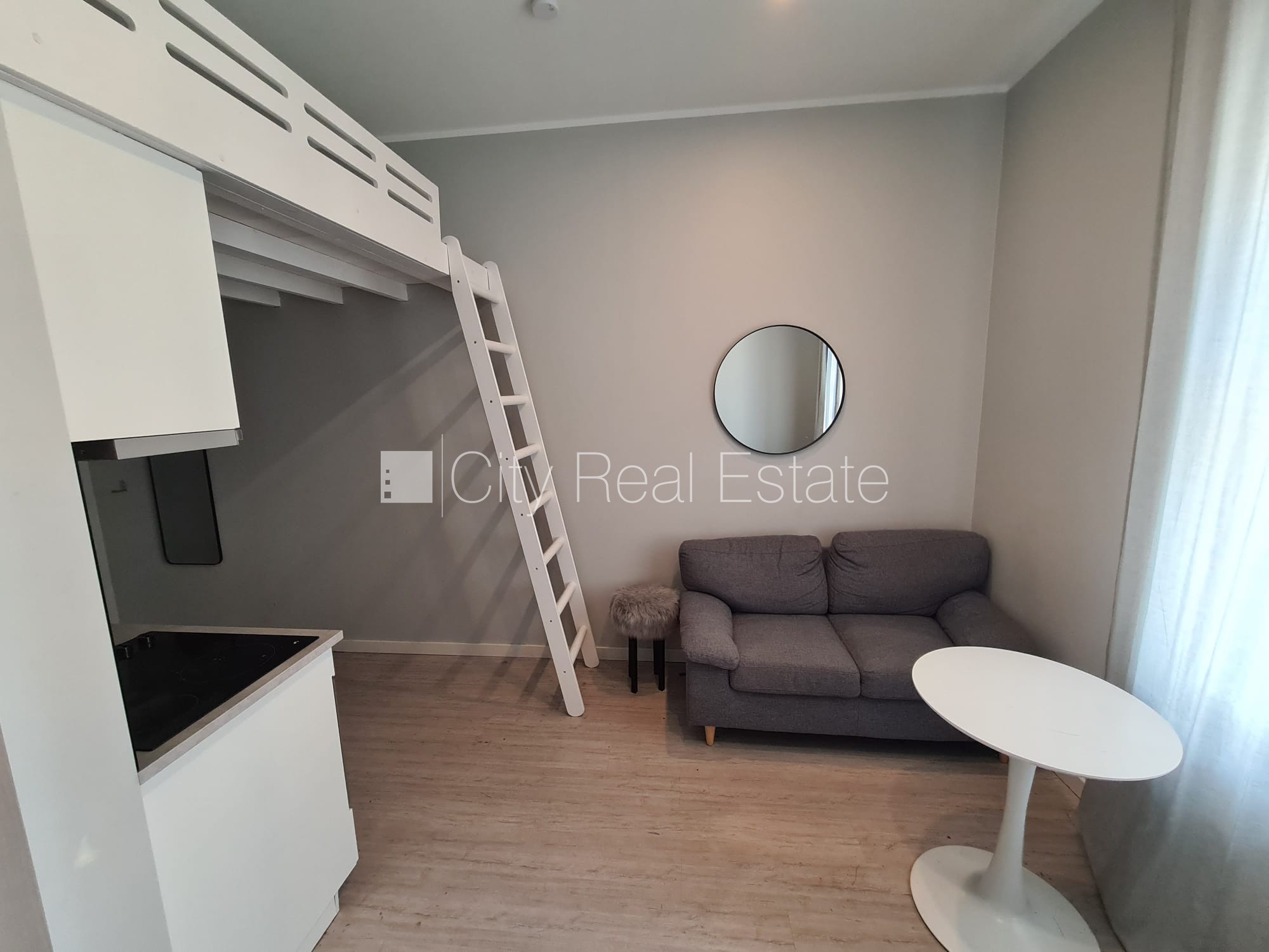 Sludinājumi. Fasādes māja, renovēta māja, slēgts pagalms, ieeja no ielas, kāpņu telpa pēc kapitālā remonta, logi Cena: 320 EUR/mēn Foto #15