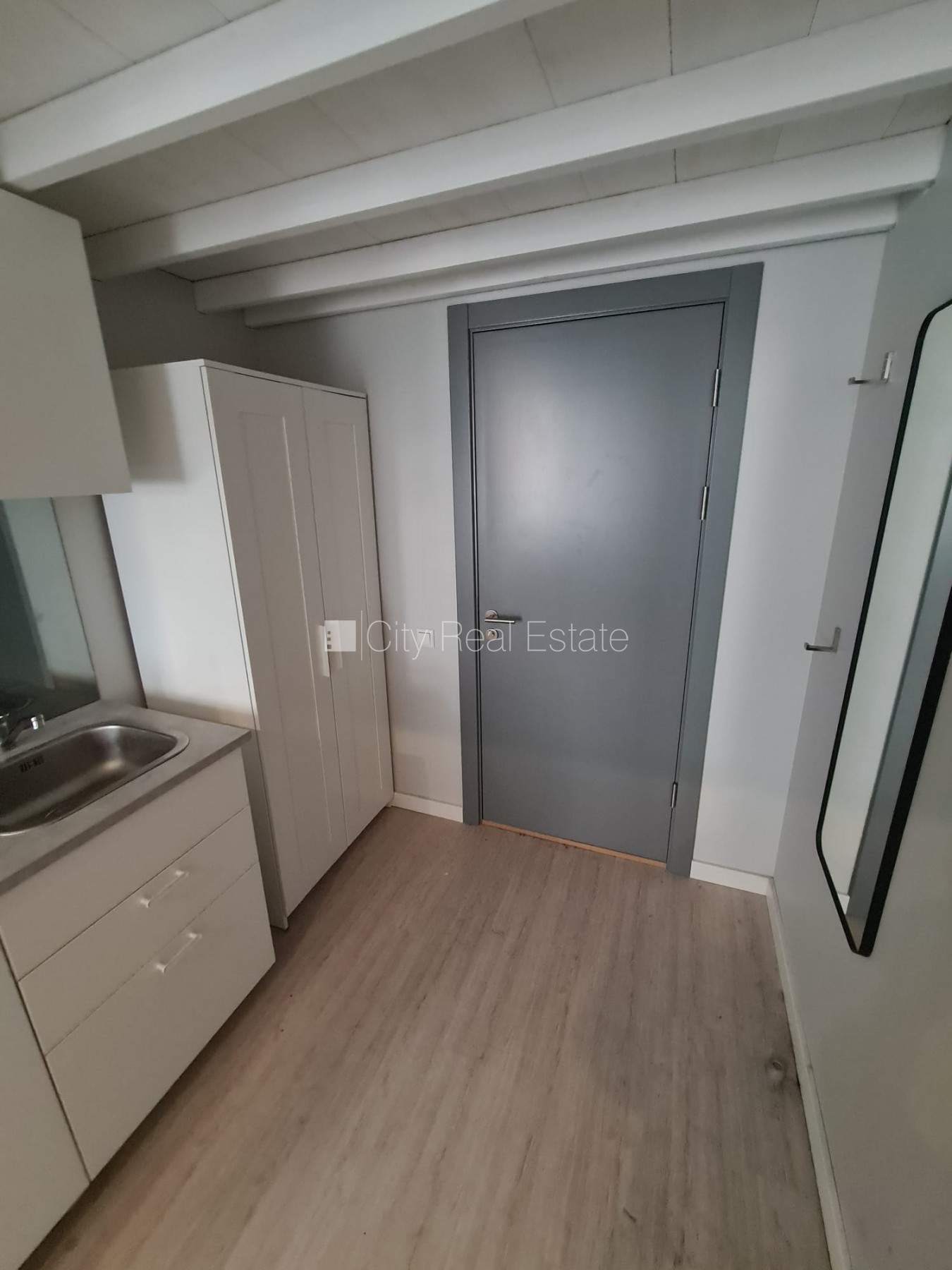 Sludinājumi. Fasādes māja, renovēta māja, slēgts pagalms, ieeja no ielas, kāpņu telpa pēc kapitālā remonta, logi Cena: 320 EUR/mēn Foto #18