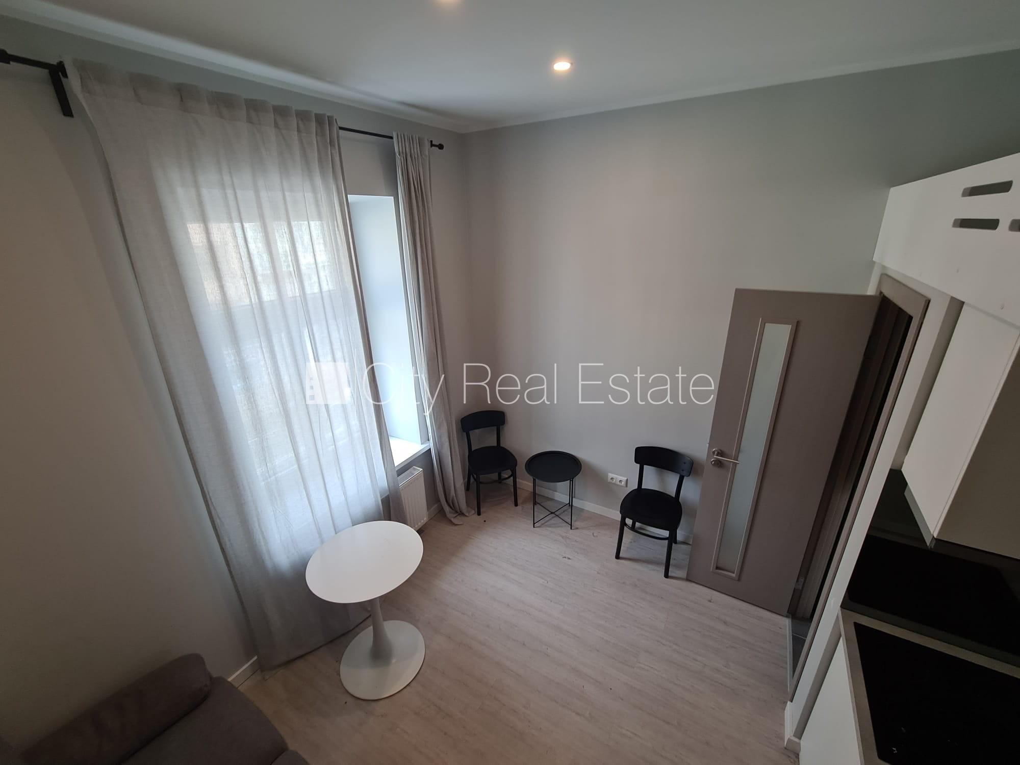 Sludinājumi. Fasādes māja, renovēta māja, slēgts pagalms, ieeja no ielas, kāpņu telpa pēc kapitālā remonta, logi Cena: 320 EUR/mēn Foto #12