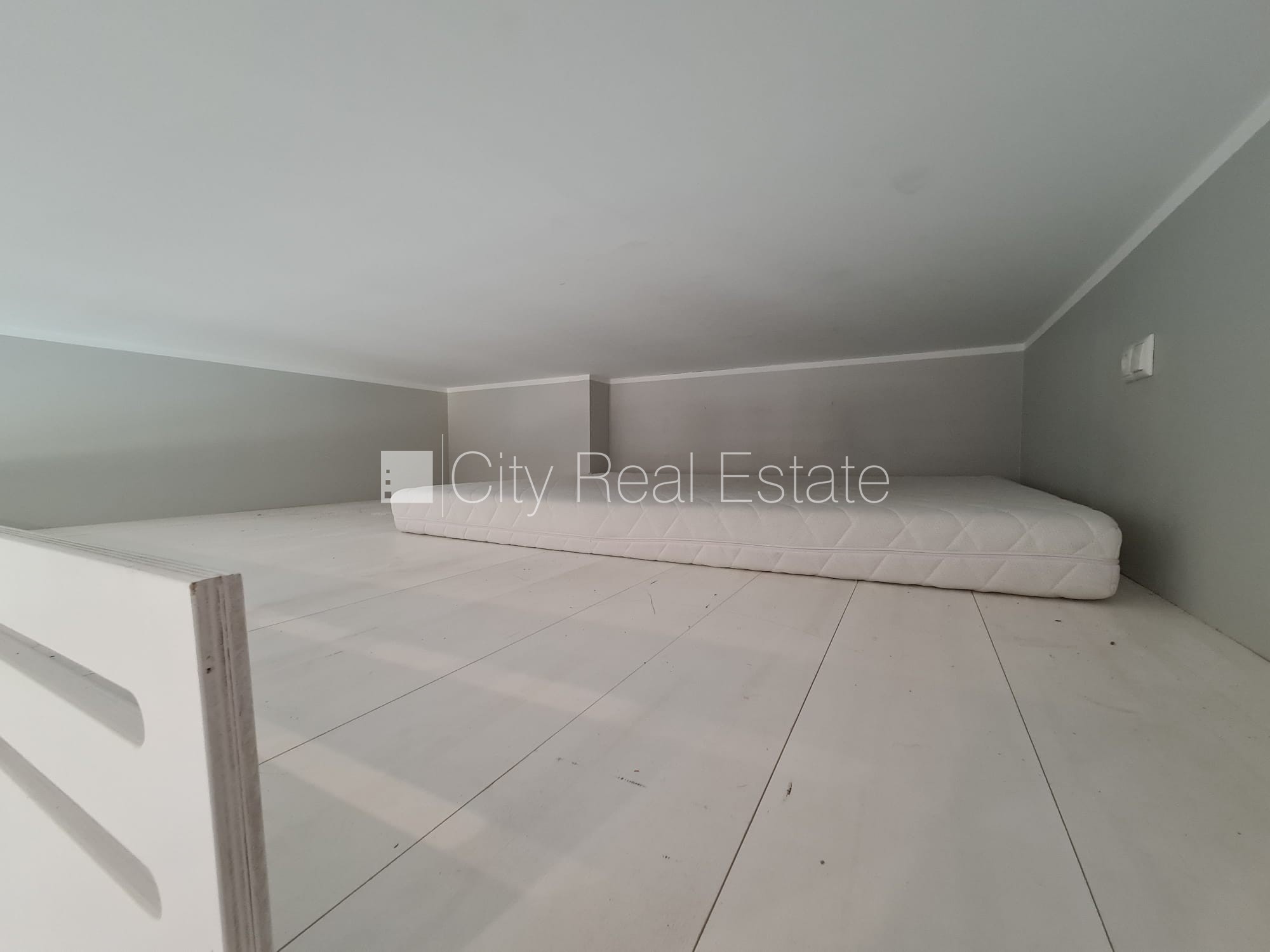 Sludinājumi. Fasādes māja, renovēta māja, slēgts pagalms, ieeja no ielas, kāpņu telpa pēc kapitālā remonta, logi Cena: 320 EUR/mēn Foto #7