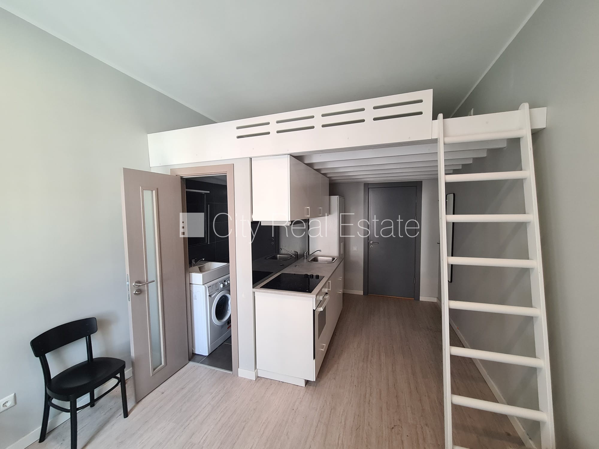 Sludinājumi. Fasādes māja, renovēta māja, slēgts pagalms, ieeja no ielas, kāpņu telpa pēc kapitālā remonta, logi Cena: 320 EUR/mēn Foto #6