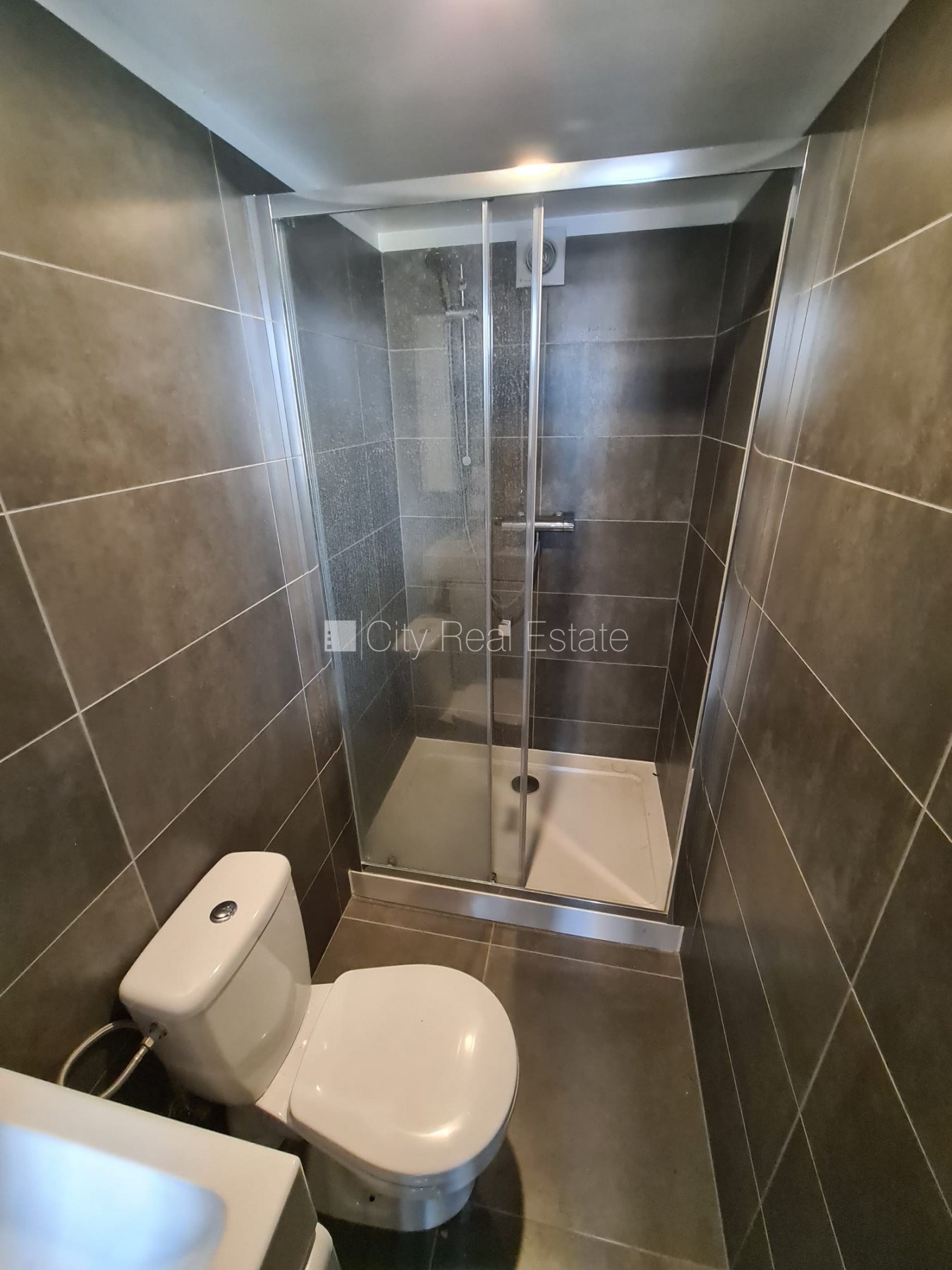 Sludinājumi. Fasādes māja, renovēta māja, slēgts pagalms, ieeja no ielas, kāpņu telpa pēc kapitālā remonta, logi Cena: 320 EUR/mēn Foto #17