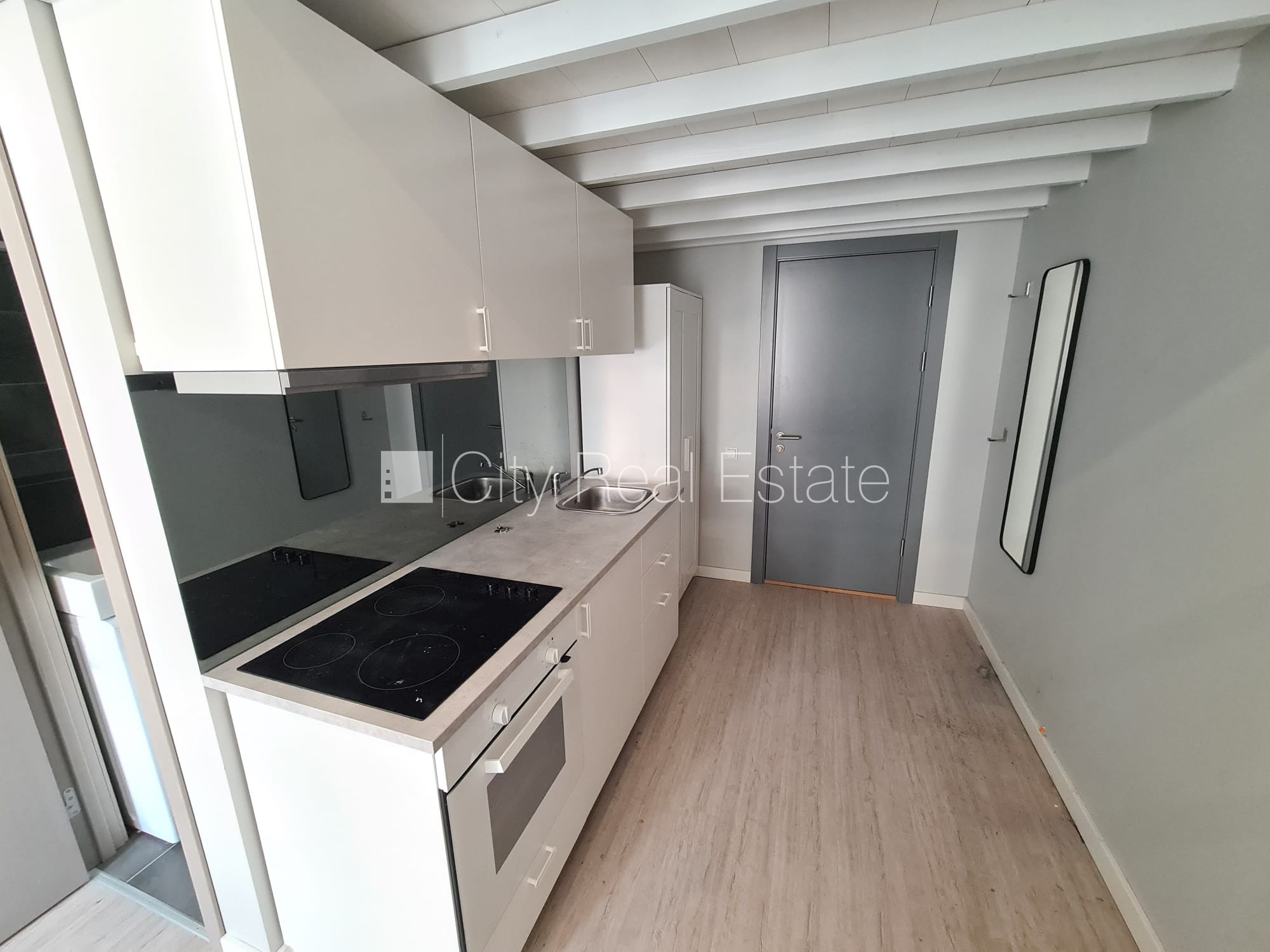 Sludinājumi. Fasādes māja, renovēta māja, slēgts pagalms, ieeja no ielas, kāpņu telpa pēc kapitālā remonta, logi Cena: 320 EUR/mēn Foto #9