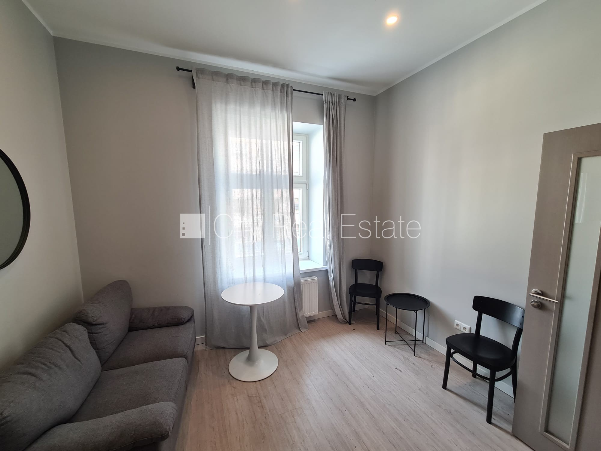 Sludinājumi. Fasādes māja, renovēta māja, slēgts pagalms, ieeja no ielas, kāpņu telpa pēc kapitālā remonta, logi Cena: 320 EUR/mēn Foto #13