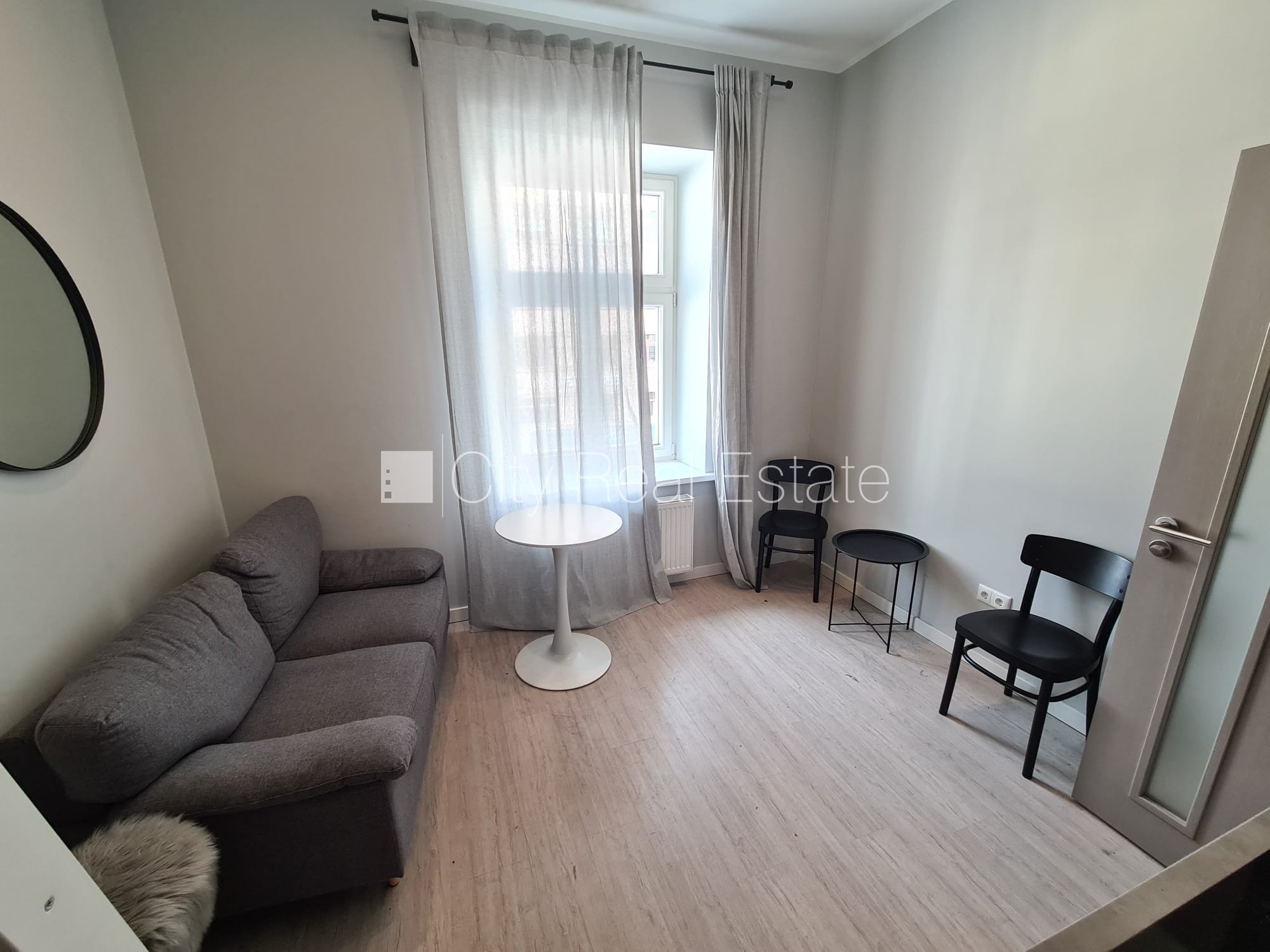 Sludinājumi. Fasādes māja, renovēta māja, slēgts pagalms, ieeja no ielas, kāpņu telpa pēc kapitālā remonta, logi Cena: 320 EUR/mēn Foto #1